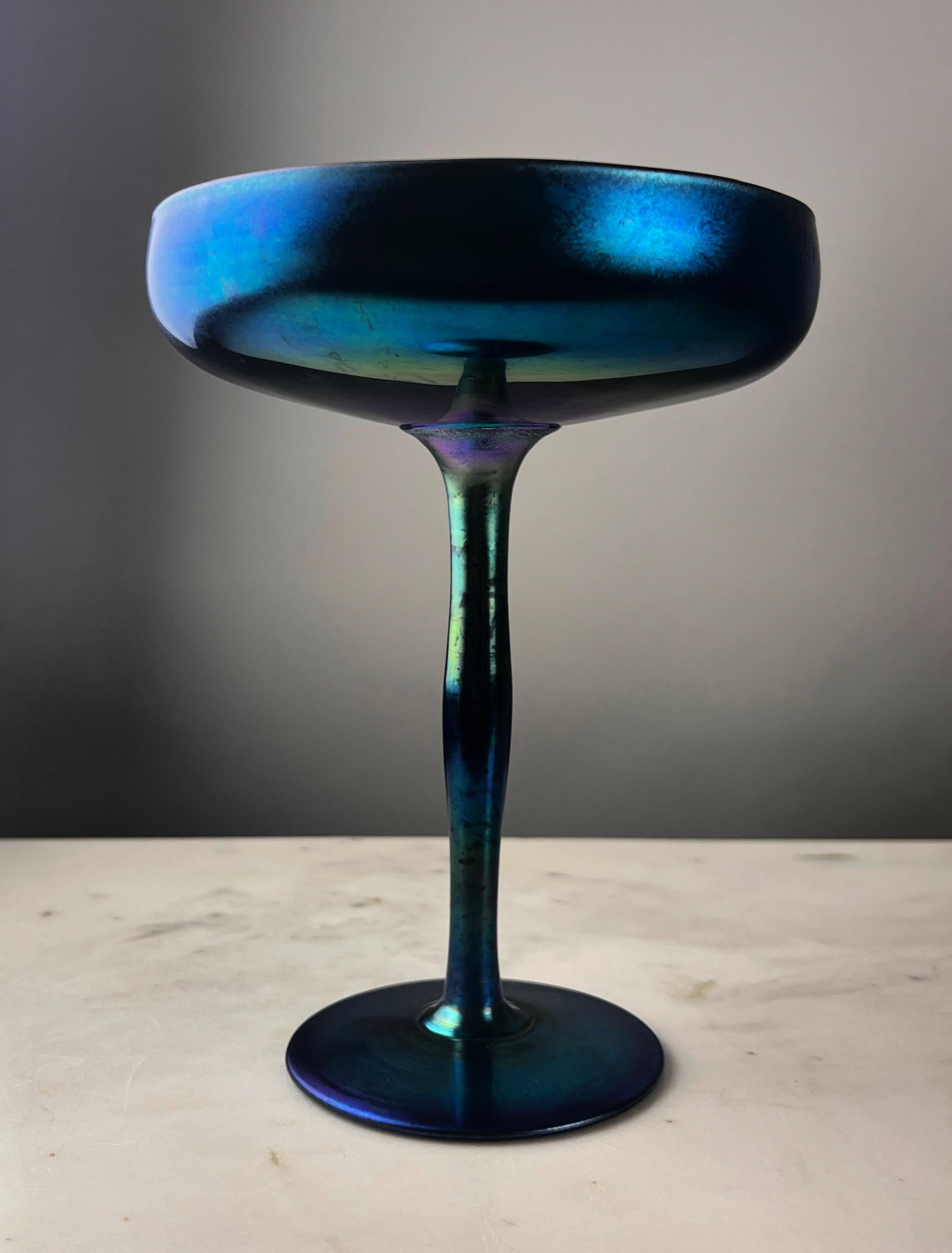 Dieses schöne blaue Aurene-Kompott, Design #2642, von Steuben Glass Works wurde während der einflussreichen Periode von Frederick Carder, zwischen 1903 und 1932, hergestellt. Dieses Stück, das die Ideale der Arts-and-Crafts-Bewegung widerspiegelt,