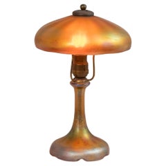 Lampe Steuben, base en verre et abat-jour assorti en or Aurene, vers 1915