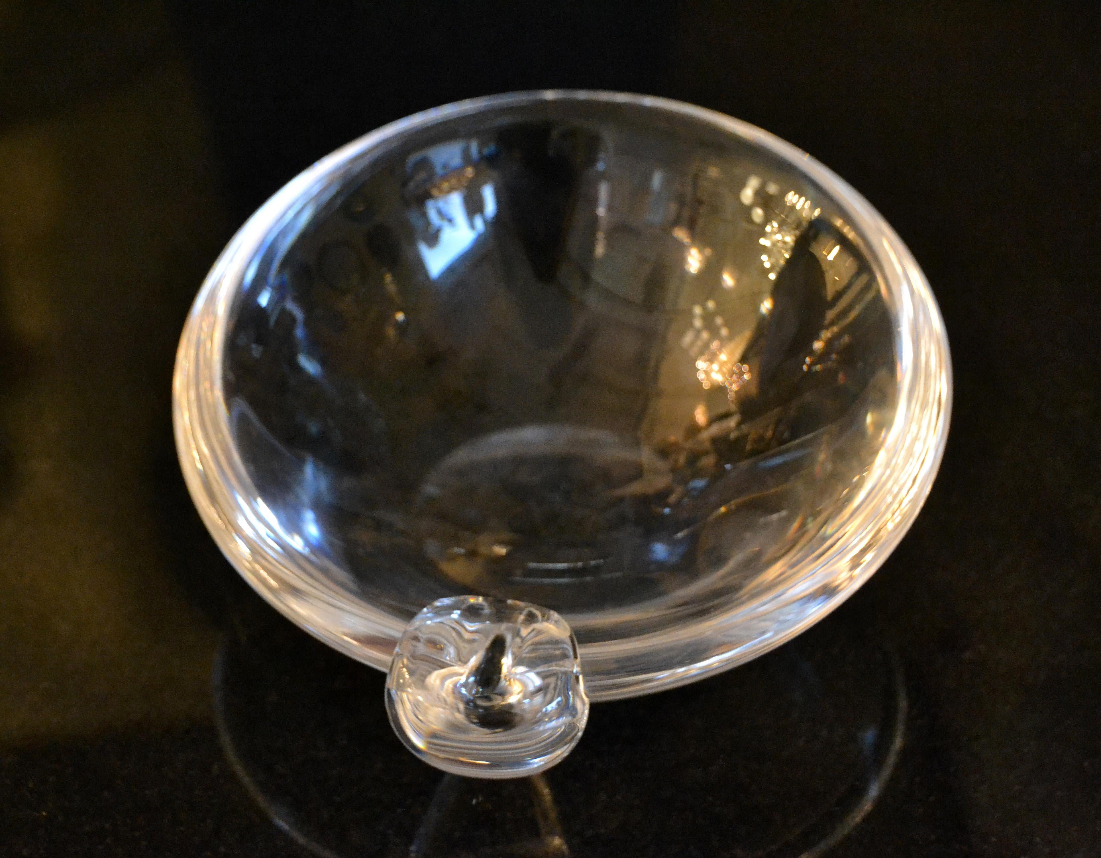 Mid-Century Modern Steuben Crystal Sloping Art Glass Bowl Ashtrays.
A Sloping bowl form designed in the 1940s and 1950s for corning museum of glass, New York.
Signed at the base.