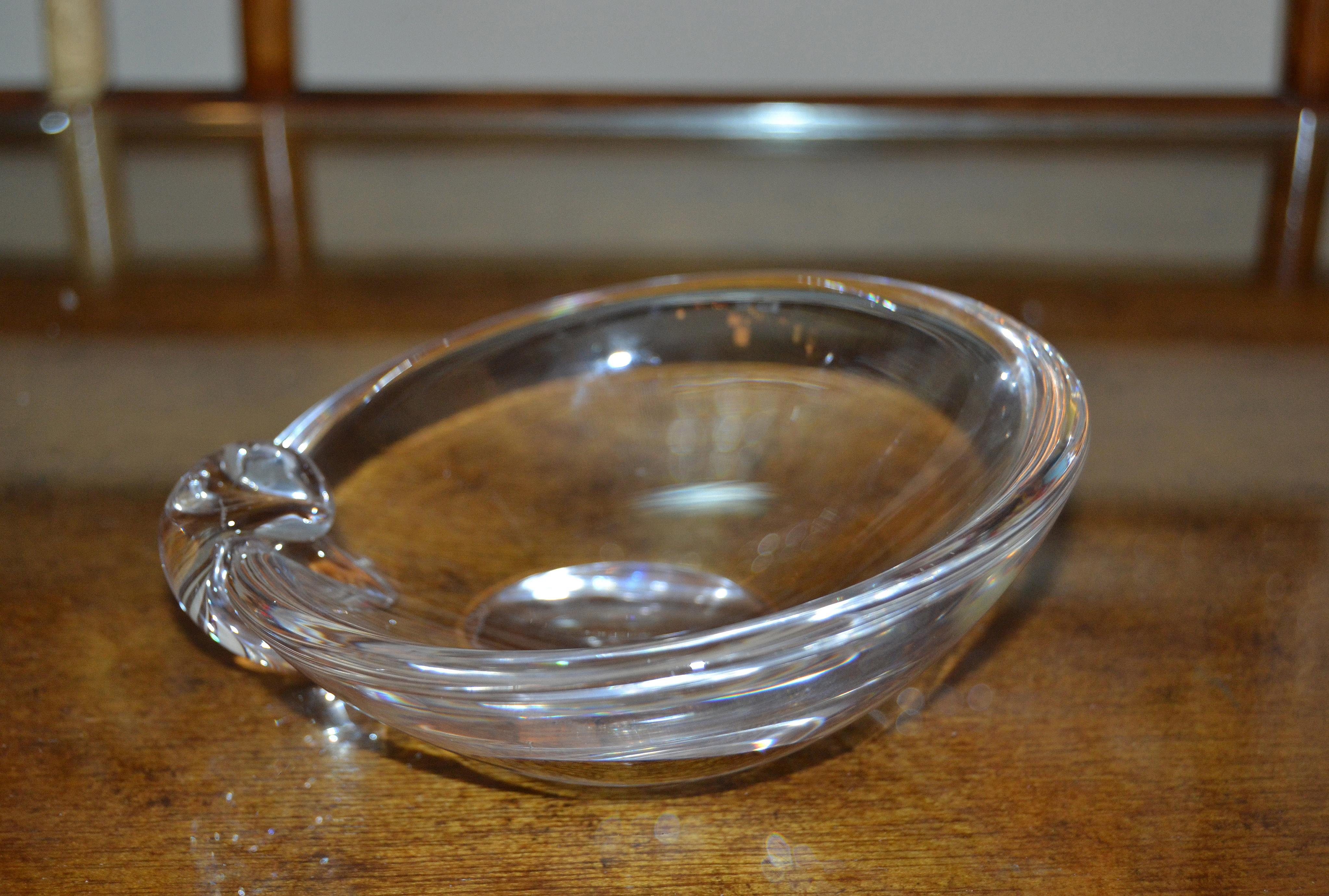 Steuben Mid-Century Modern Clear Crystal Sloping Art Glass Bowl Ashtrays, Signed In Good Condition In Miami, FL