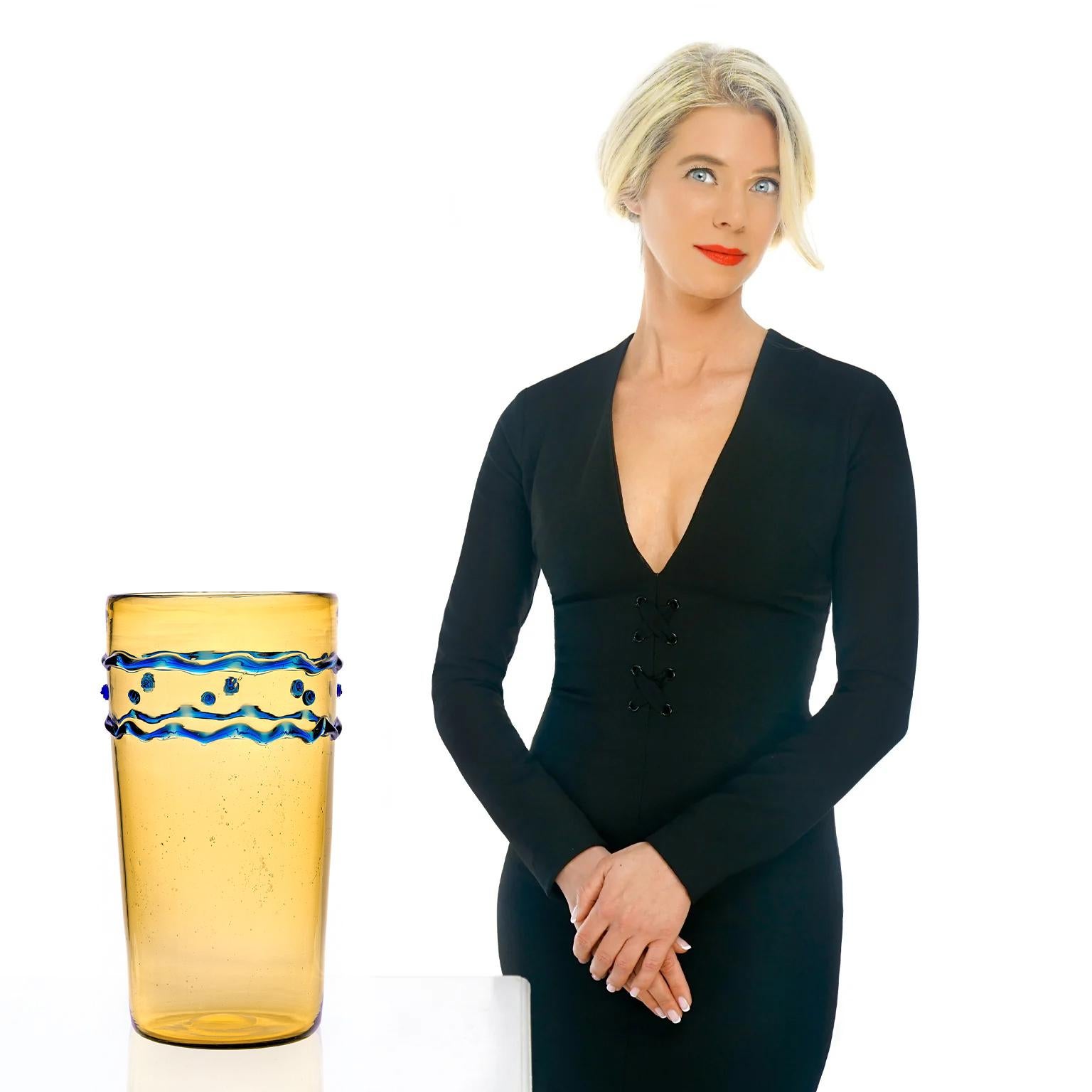 Circa 1925, di Steuben, americano. Toni primari e forme giocose si scontrano in questo raro vaso Art Déco di Steuben. Uno spettacolare vaso modernista: le forme gioiose, le dimensioni massicce e le tonalità sorprendenti aggiungono vivacità a