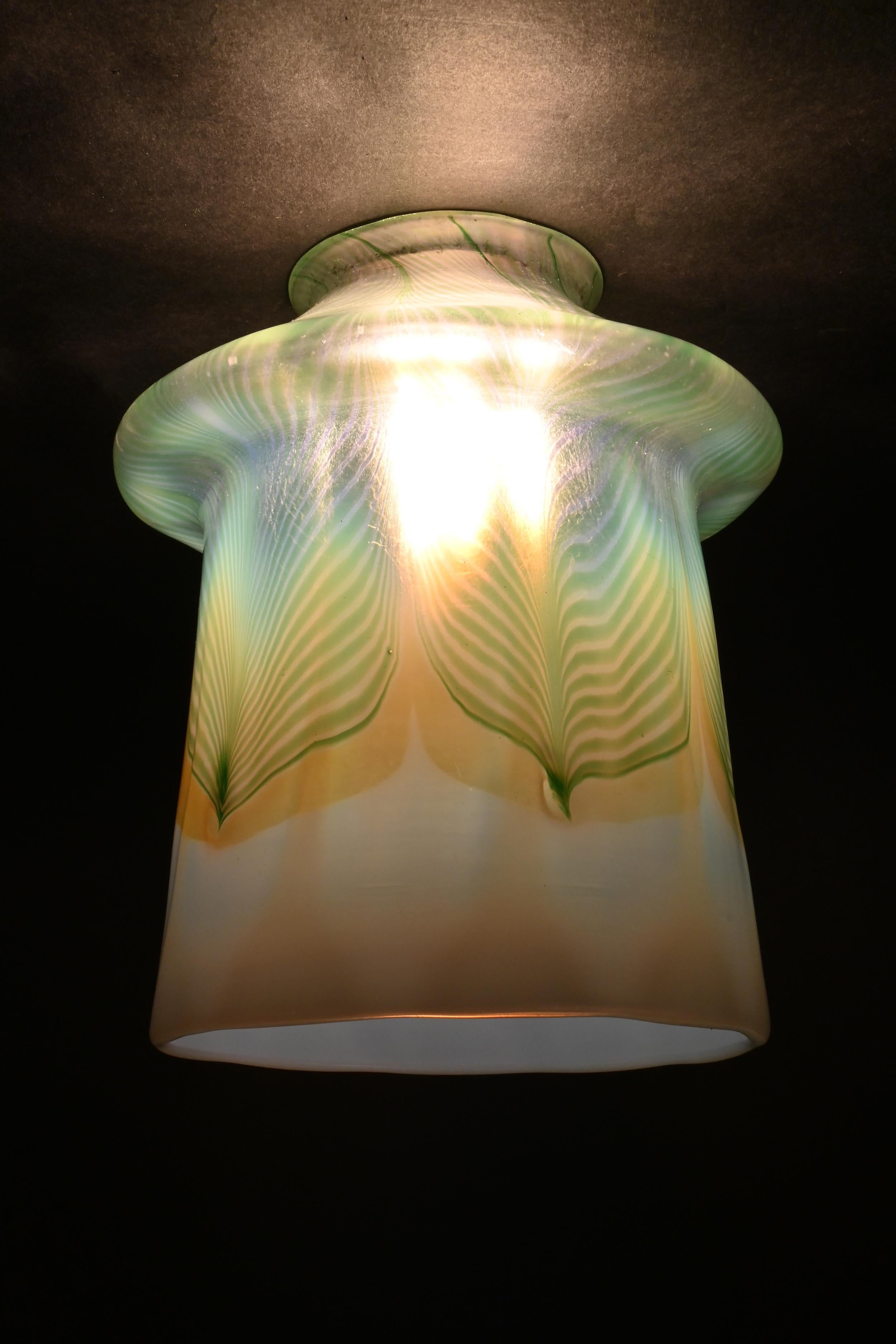 Art Glass Steuben Pattern 2327 Pulled Feather Translucent Green & Gold For Sale