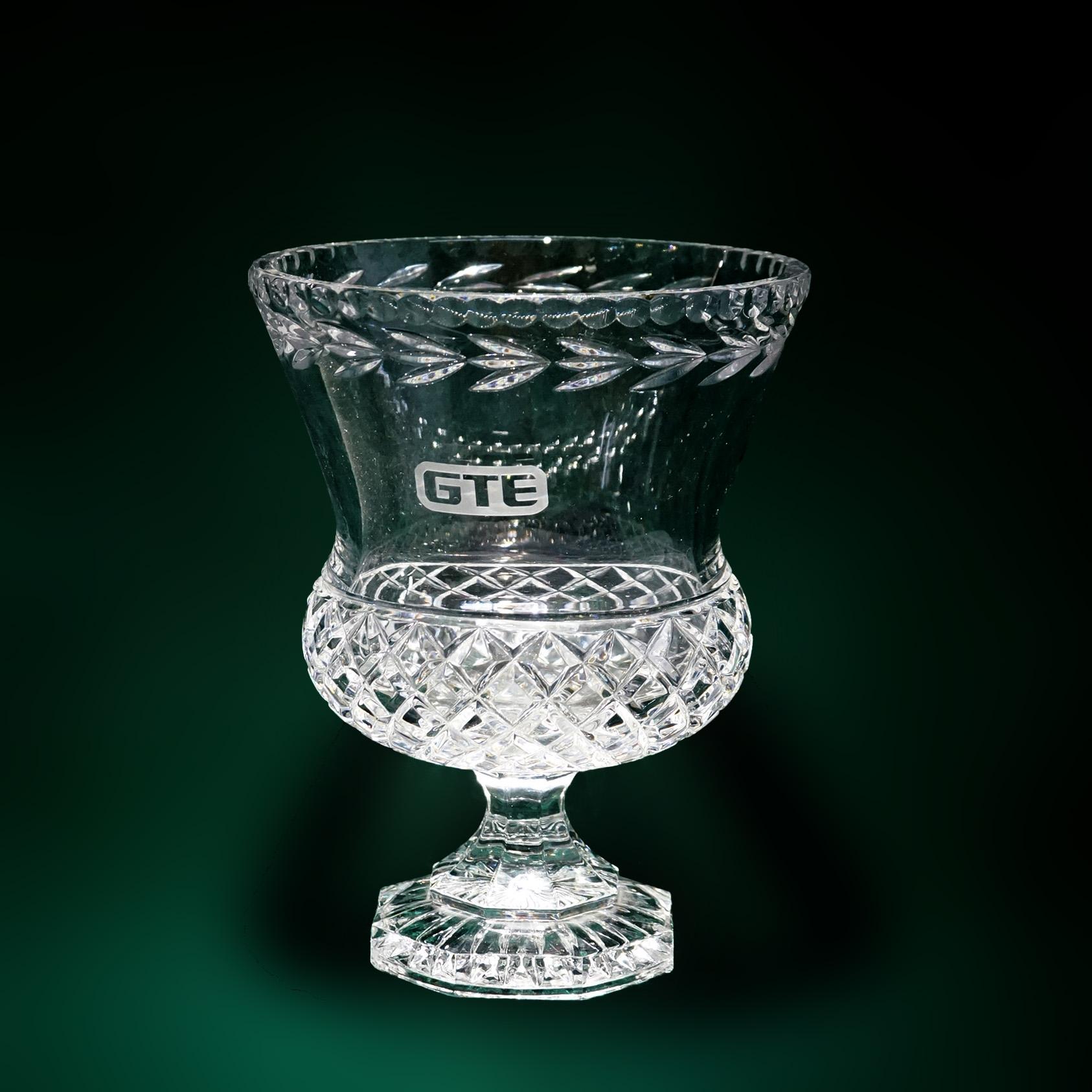 Steuben School, gravierte Kristallvase mit GTE-Trophäen-Preis-Preis-Tasse, C1950 (Glas) im Angebot