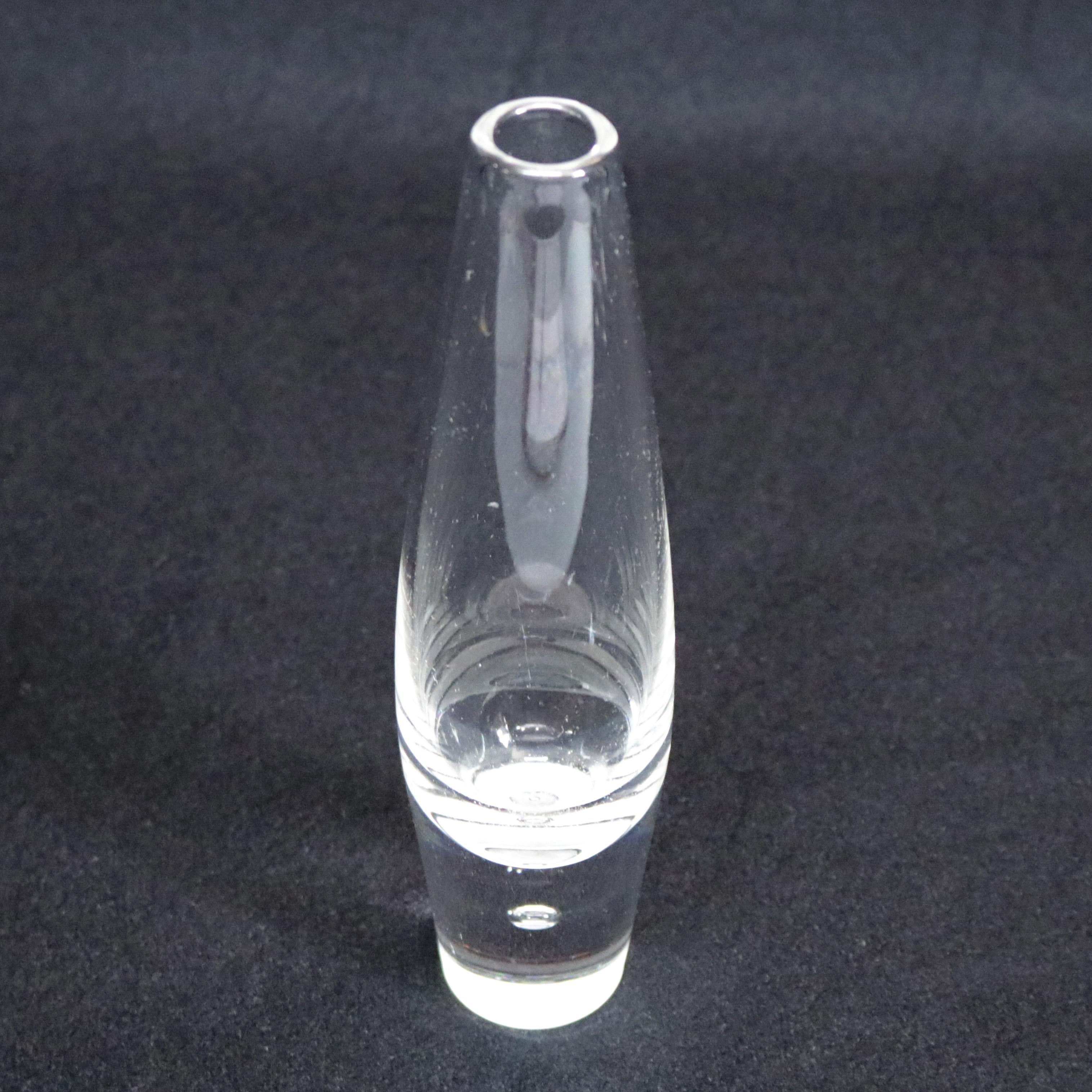 Midcentury Modernist Steuben mouth blown Teardrop Bud Vase features colorless art glass with single suspended air bubble in base designed by David Hills 1949 for Corning Museum of Glass, New York, NY, signed on base, 20th century.

Measures: 8.5