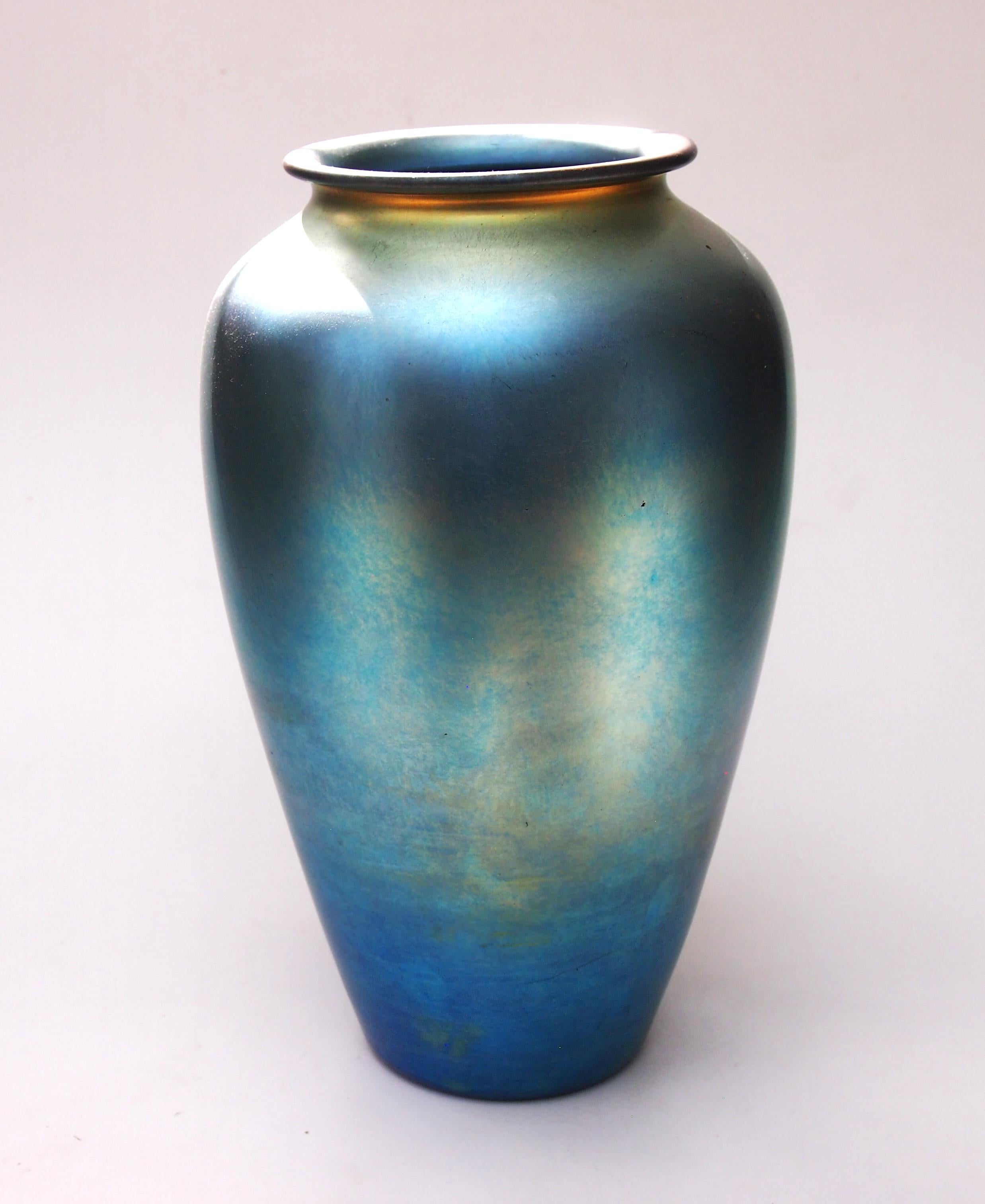 Art Nouveau Frederick Carder Steuben Glass, vaso in vetro blu Aurene Honey Pot, firmato  -1925 in vendita