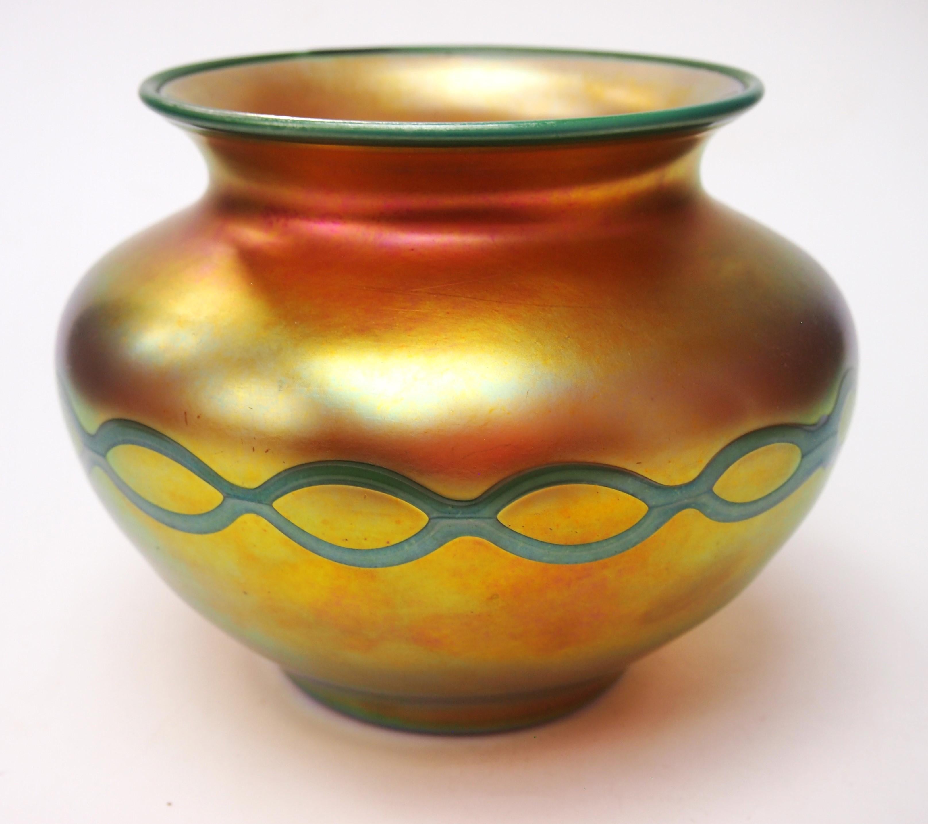 Adorno de cadena de eslabones verde y aurena dorada firmado por Steuben 1925 - Frederick Carder Art Nouveau en venta