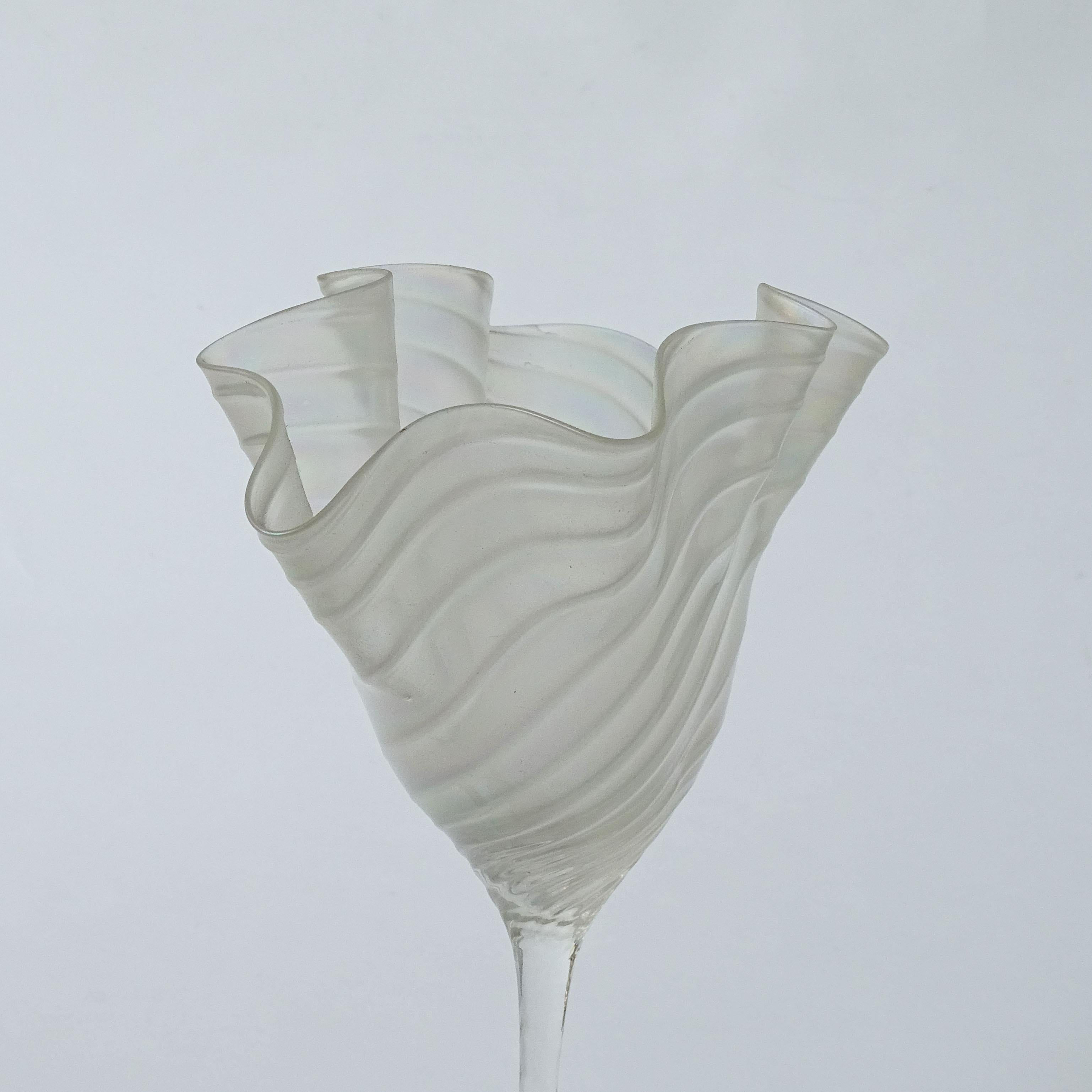 Début du 20ème siècle Vase éventail en verre Steuben Verre de Soie, Corning, New York 1925 en vente