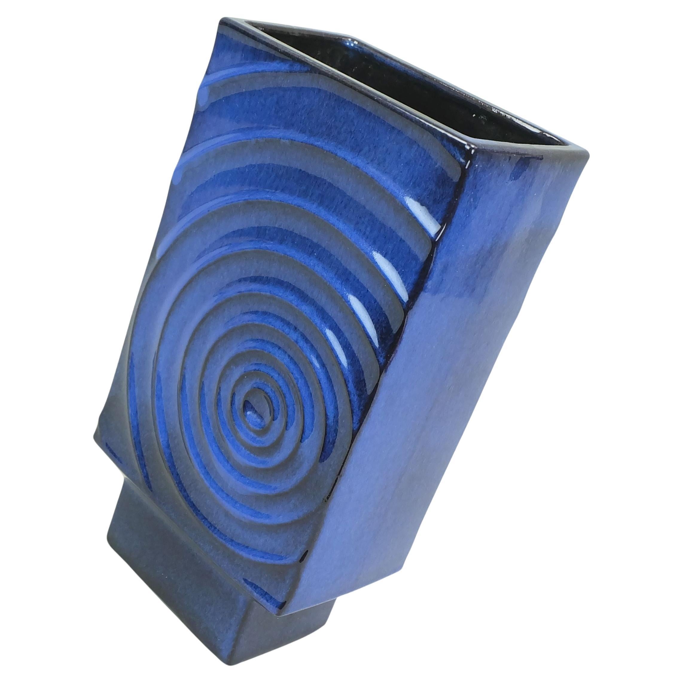 Schöne Keramikvase aus den 1960er Jahren mit Op-Art-Dekor auf beiden Seiten. Glänzende Glasur in verschiedenen Blauschattierungen. Hergestellt von Steuler-Keramik, entworfen von Cari Zalloni. Modell Nr. 195/30. 

Abmessungen in cm: 
Höhe 29,5 cm,
