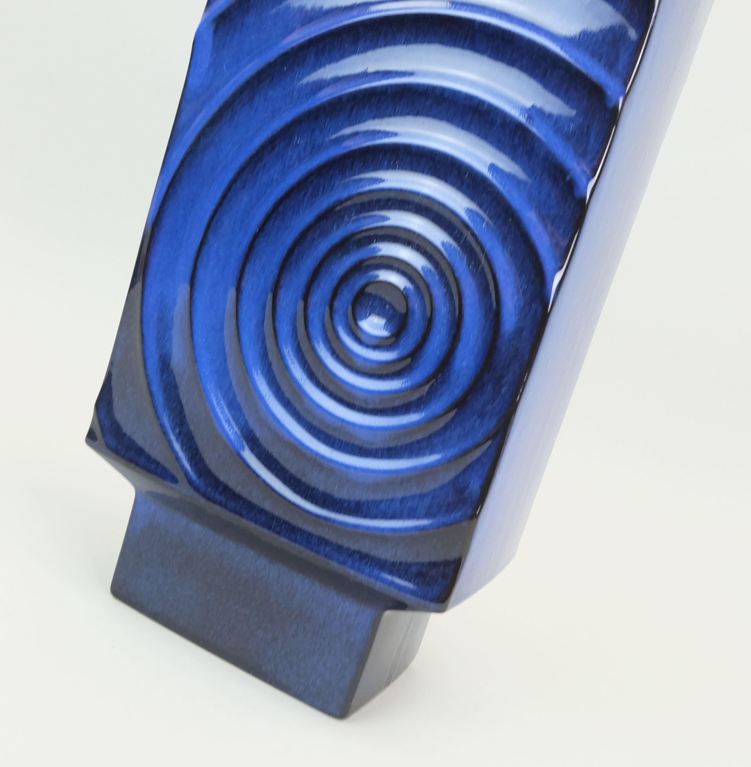 steuler cari zalloni keramikvase zyklon dekor blau modell 195/30 op art design (Keramik) im Angebot
