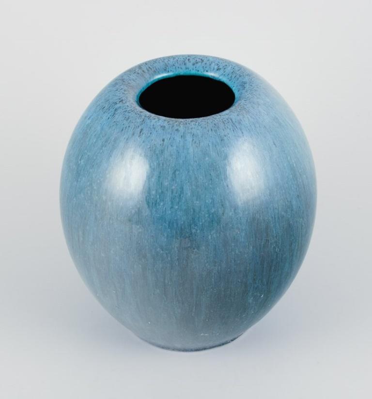 Steuler, Deutschland. Große Keramikvase mit Glasur in blauen Farbtönen.
Ende des 20. Jahrhunderts.
Label.
Perfekter Zustand.
Abmessungen: H 22,5 cm x T 18,0 cm.