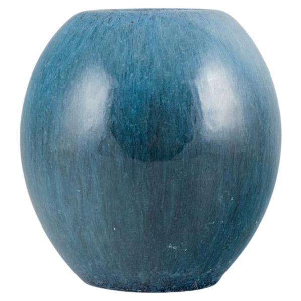 Steuler, Deutschland. Große Keramikvase mit Glasur in blauen Farbtönen. im Angebot