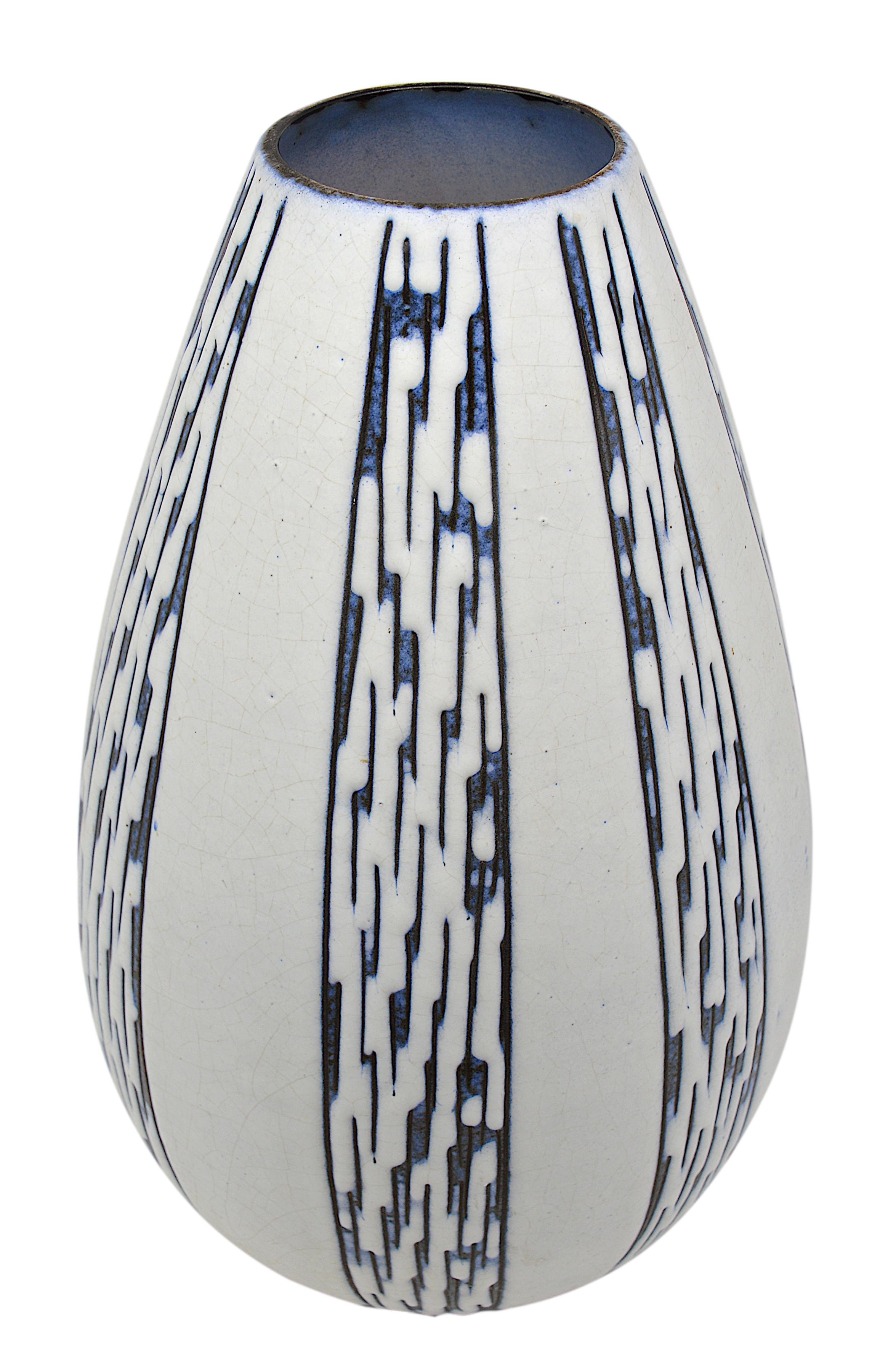 Énorme vase de sol en grès de Steuler Industriewerke, Allemagne, années 1930-1940. Pièce muséale pouvant être utilisée comme pied de lampe. Vase en grès émaillé craquelé blanc cassé avec décor vertical noir et bleu. Hauteur : 50,3 cm (19,8