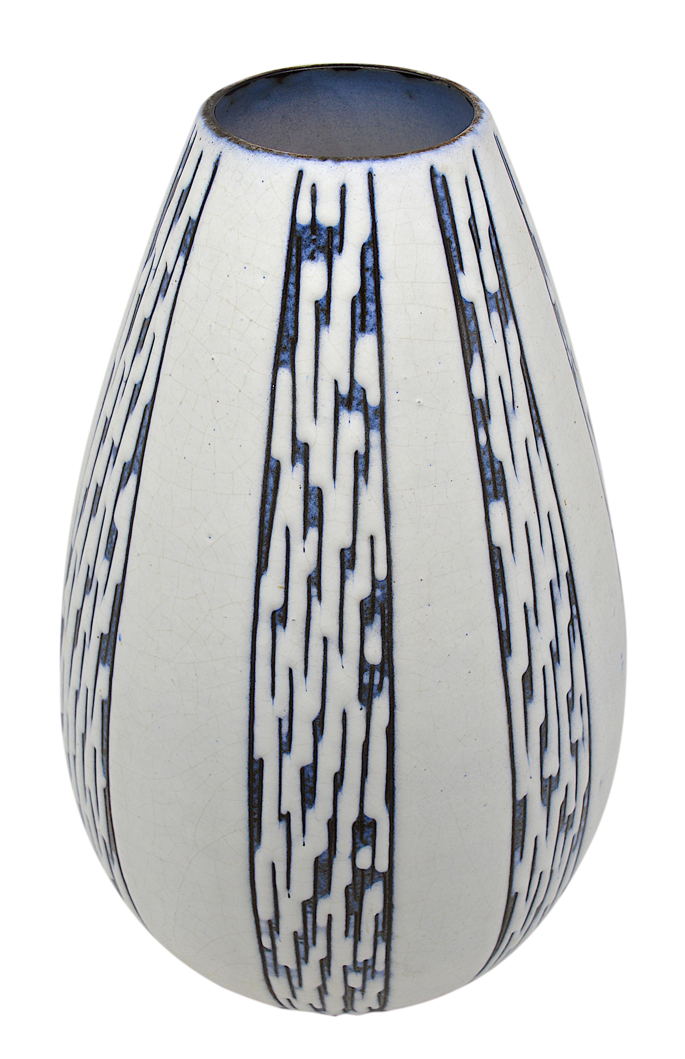 Enorme vaso da terra in gres di Steuler Industriewerke, Germania, anni 1930-1940. Pezzo museale che può essere utilizzato come base per una lampada. Vaso in gres smaltato bianco sporco con decori verticali neri e blu. Altezza: 19.8