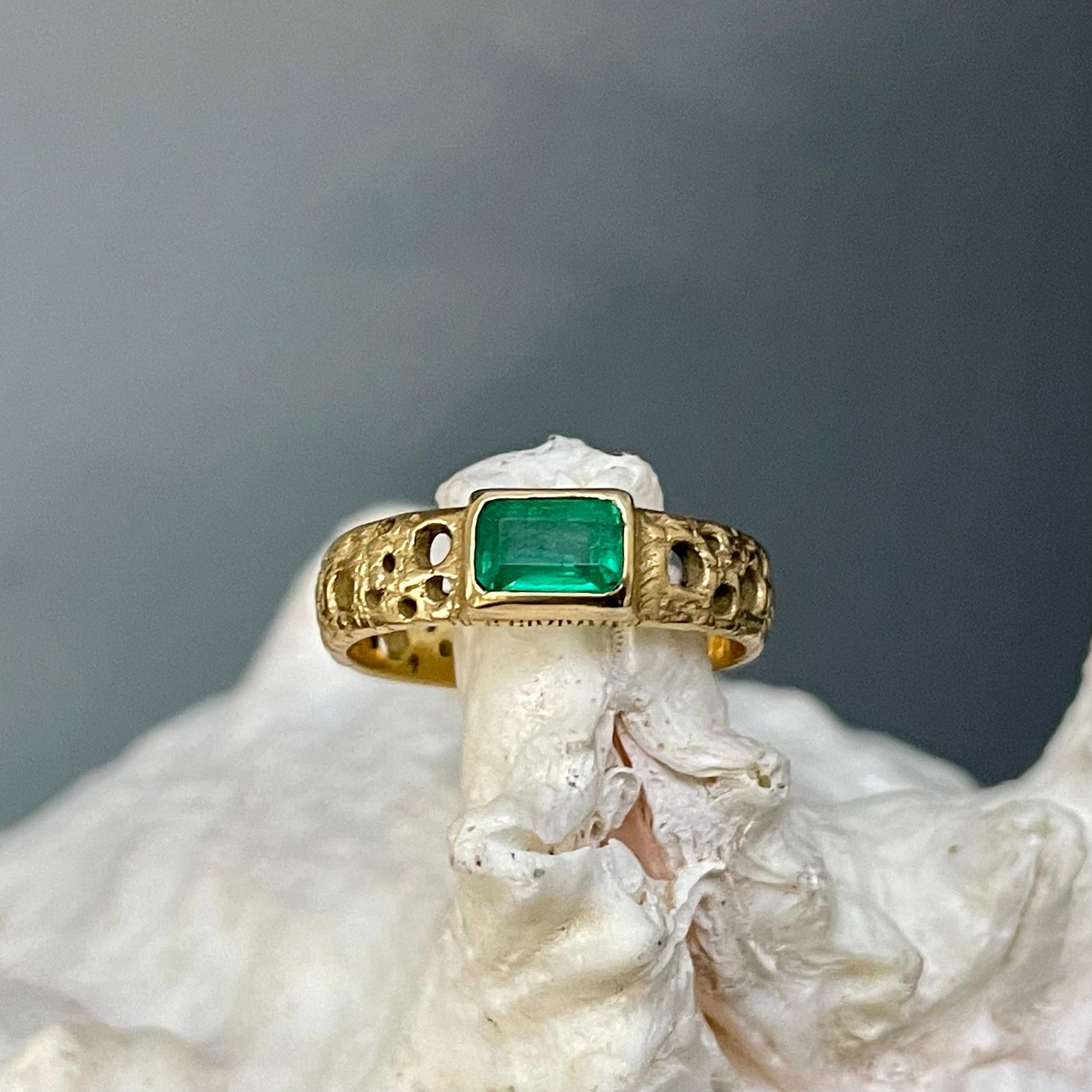Steve Battelle 0.8 Carat Emerald 18K Gold Ring For Sale 4