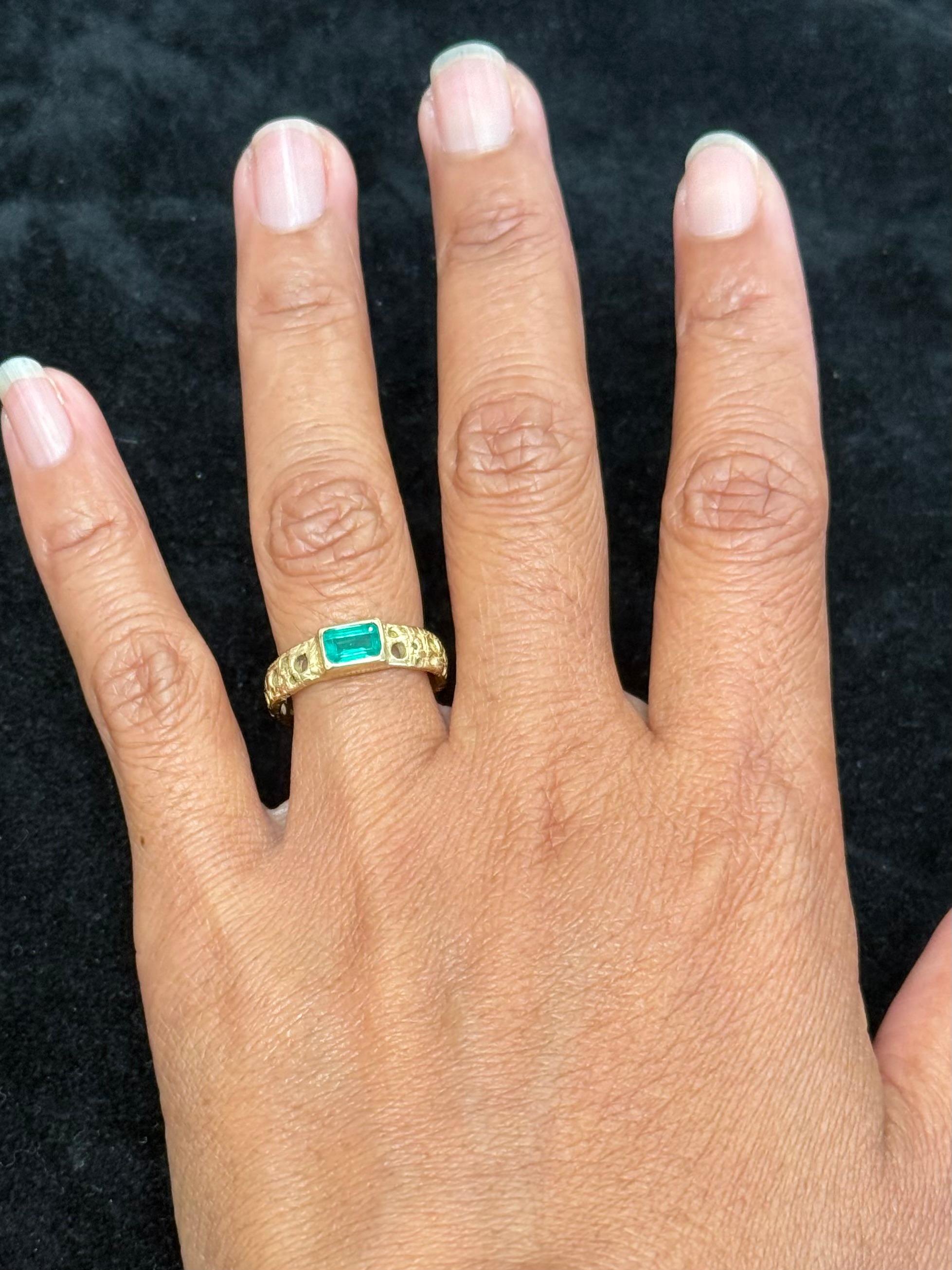 Women's or Men's Steve Battelle 0.8 Carat Emerald 18K Gold Ring For Sale