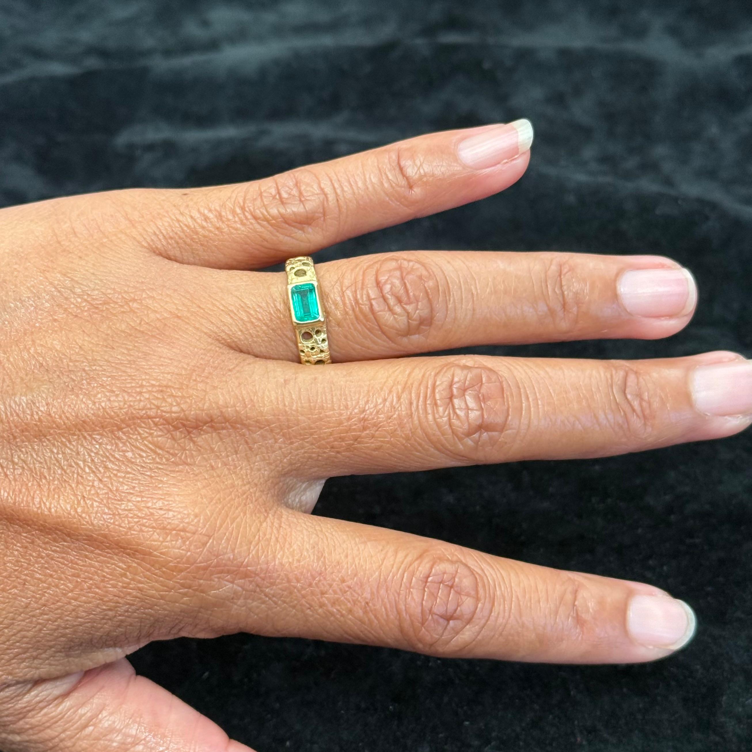 Contemporary Steve Battelle 0.8 Carat Emerald 18K Gold Ring For Sale