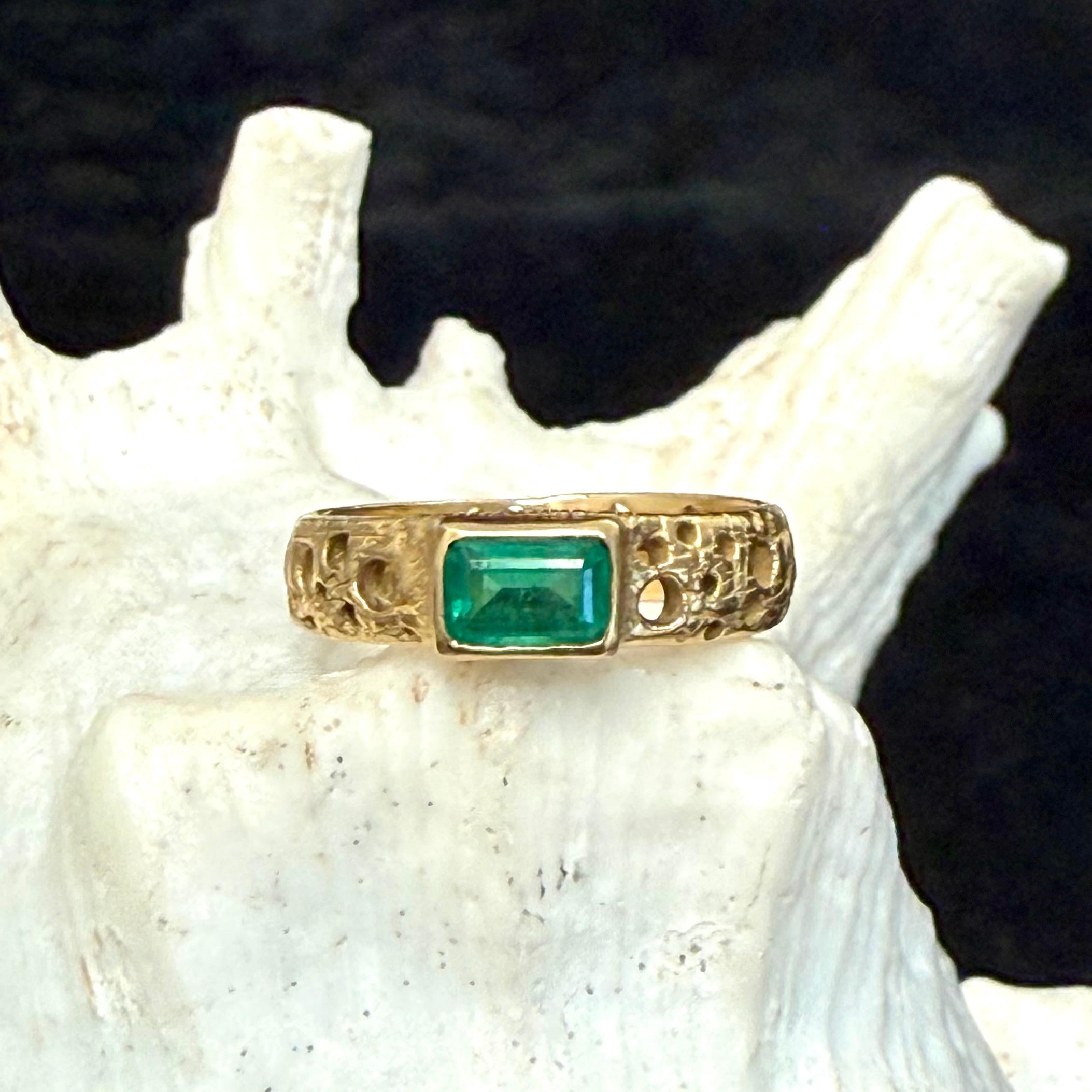 Steve Battelle 0.8 Carat Emerald 18K Gold Ring For Sale 4