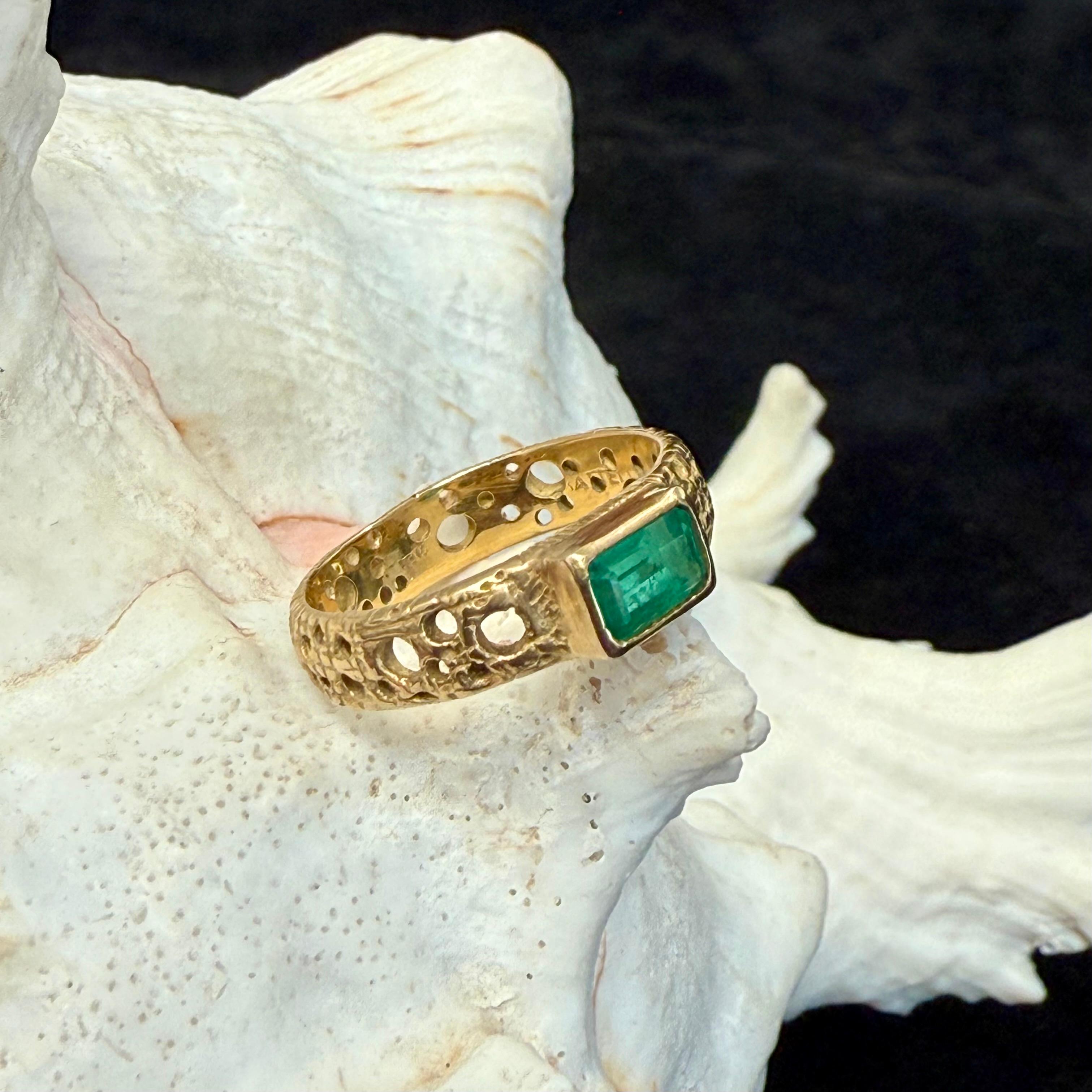 Steve Battelle 0.8 Carat Emerald 18K Gold Ring For Sale 6