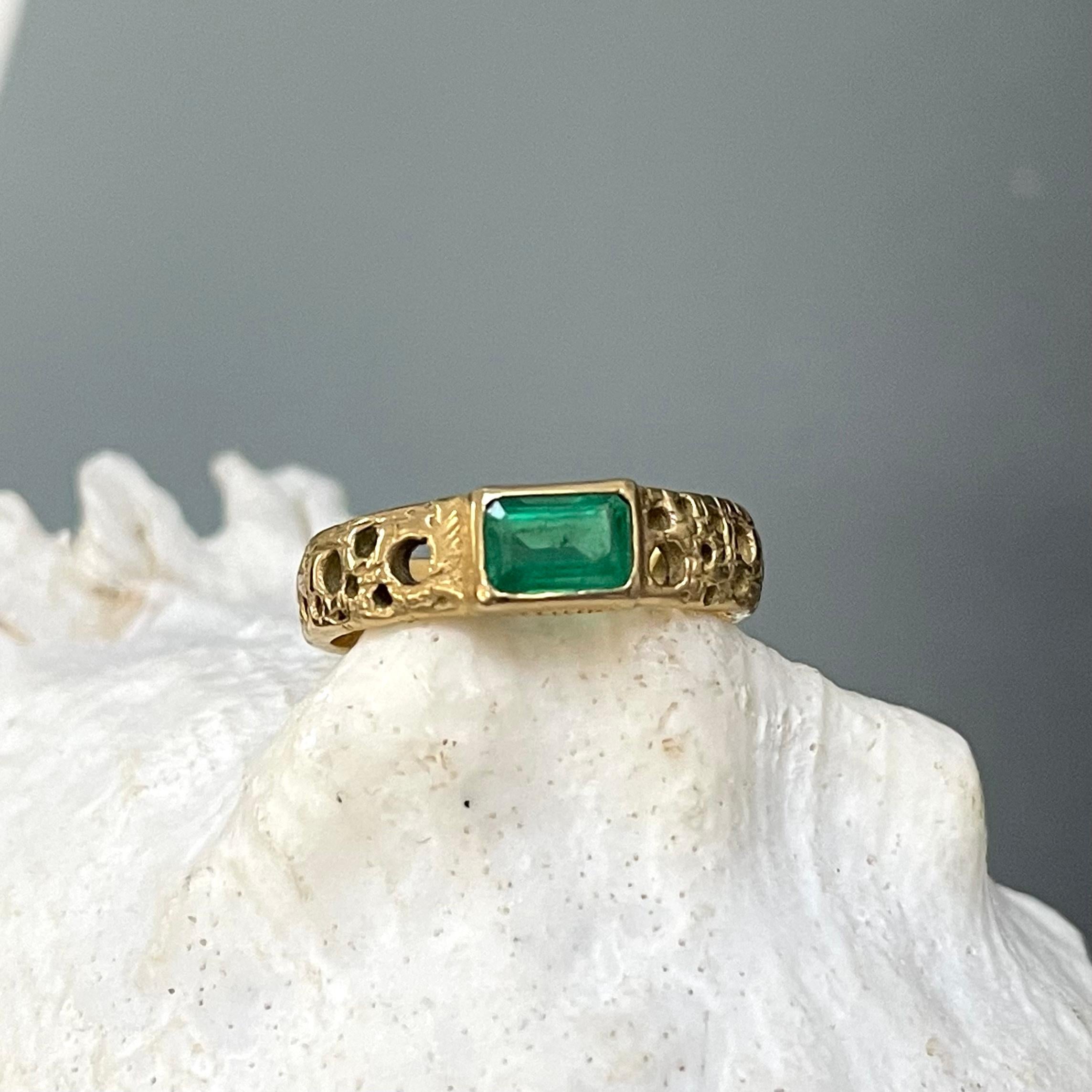 Contemporary Steve Battelle 0.8 Carat Emerald 18K Gold Ring For Sale