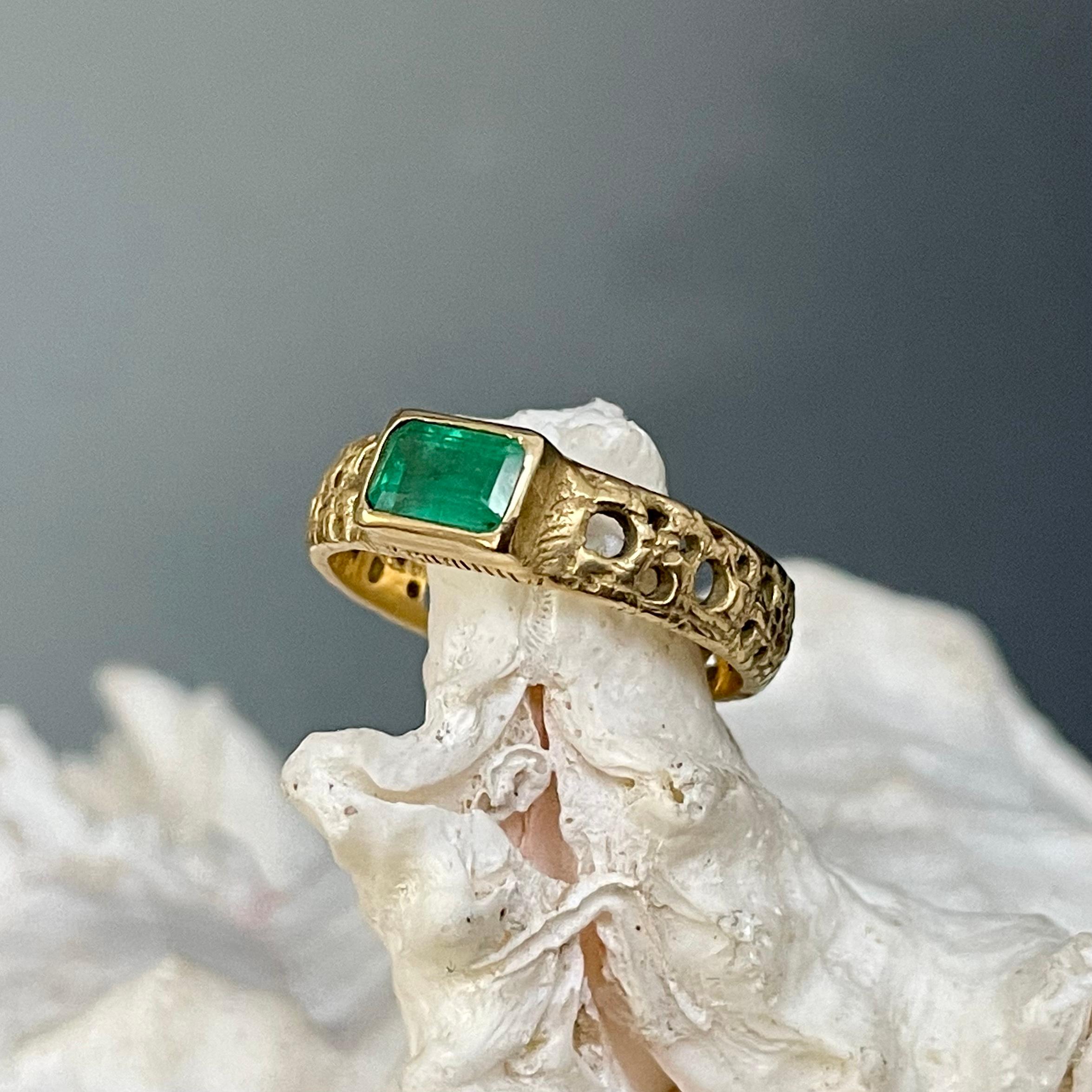 Steve Battelle 0.8 Carat Emerald 18K Gold Ring In New Condition For Sale In Soquel, CA