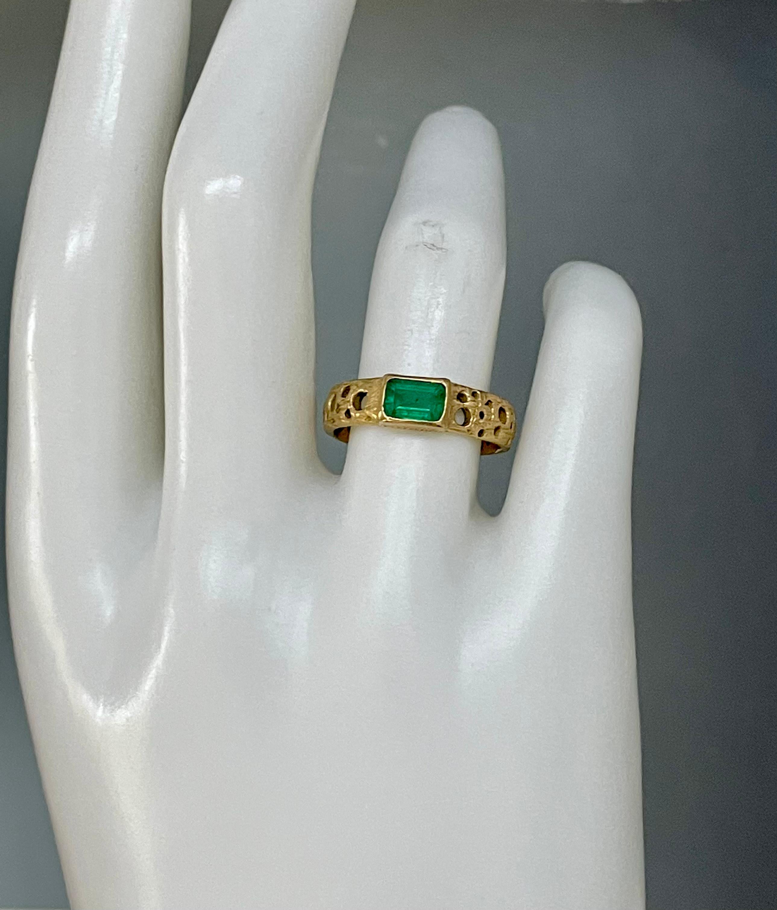 Women's or Men's Steve Battelle 0.8 Carat Emerald 18K Gold Ring For Sale
