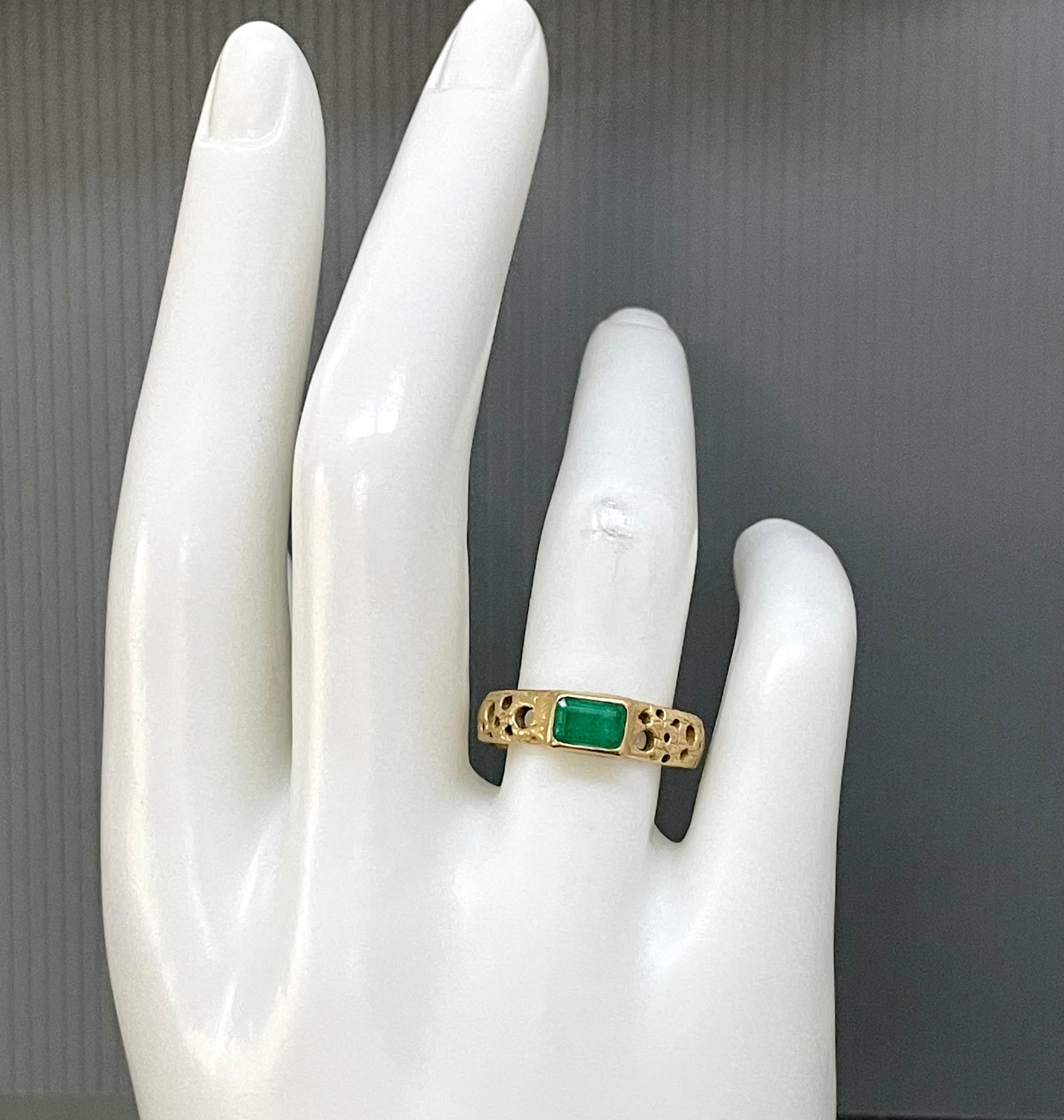 Steve Battelle 0.8 Carat Emerald 18K Gold Ring For Sale 1