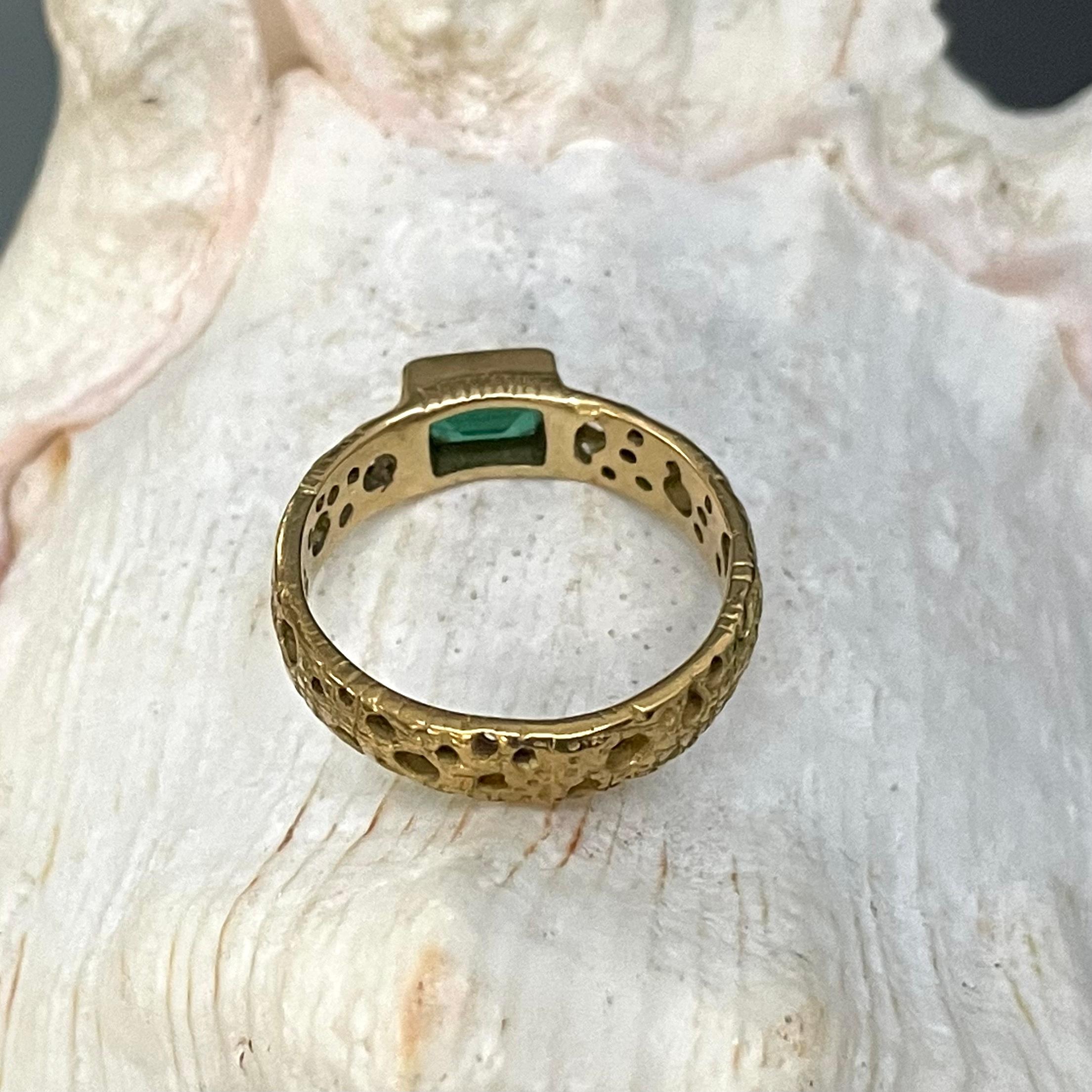 Steve Battelle 0.8 Carat Emerald 18K Gold Ring For Sale 2