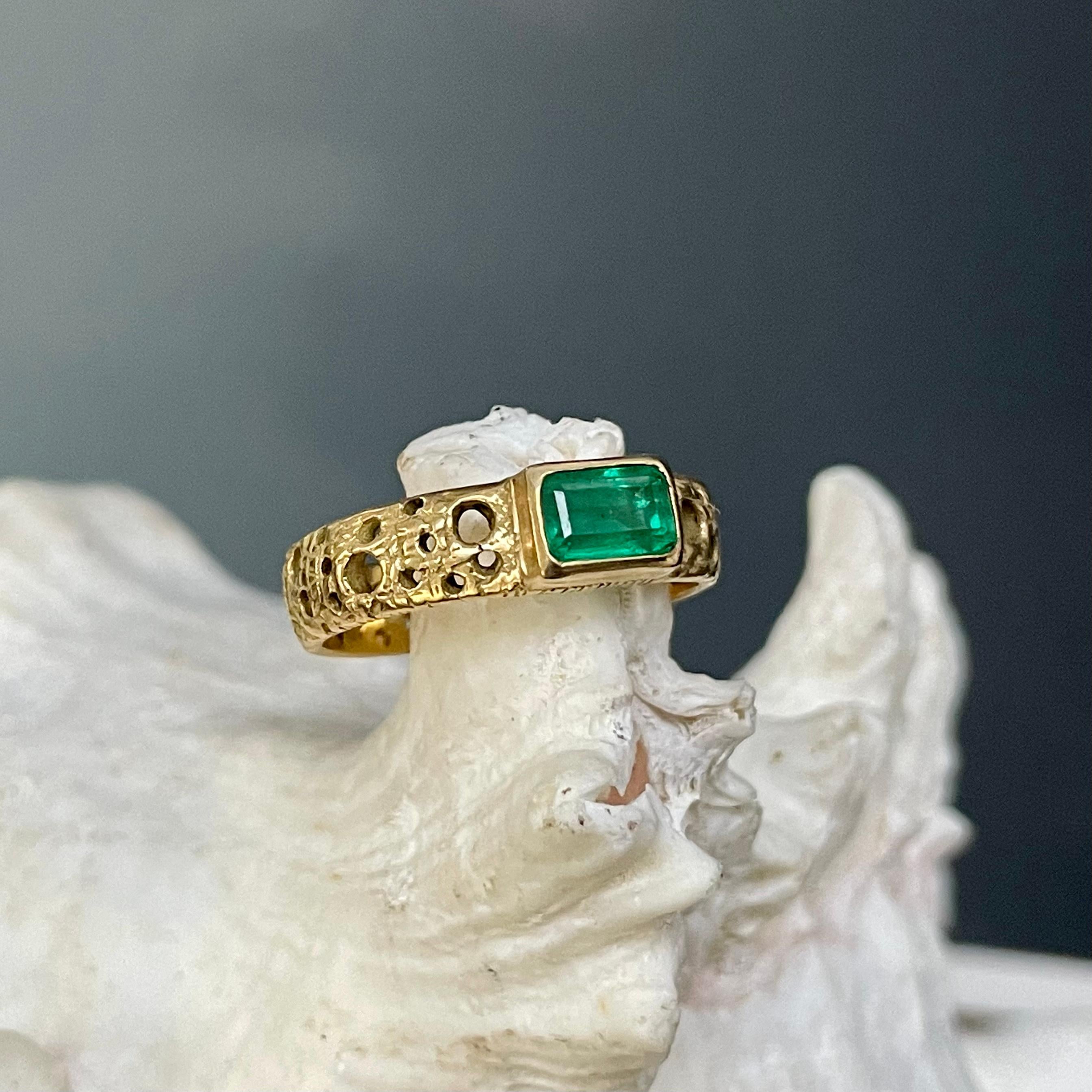 Steve Battelle 0.8 Carat Emerald 18K Gold Ring For Sale 3