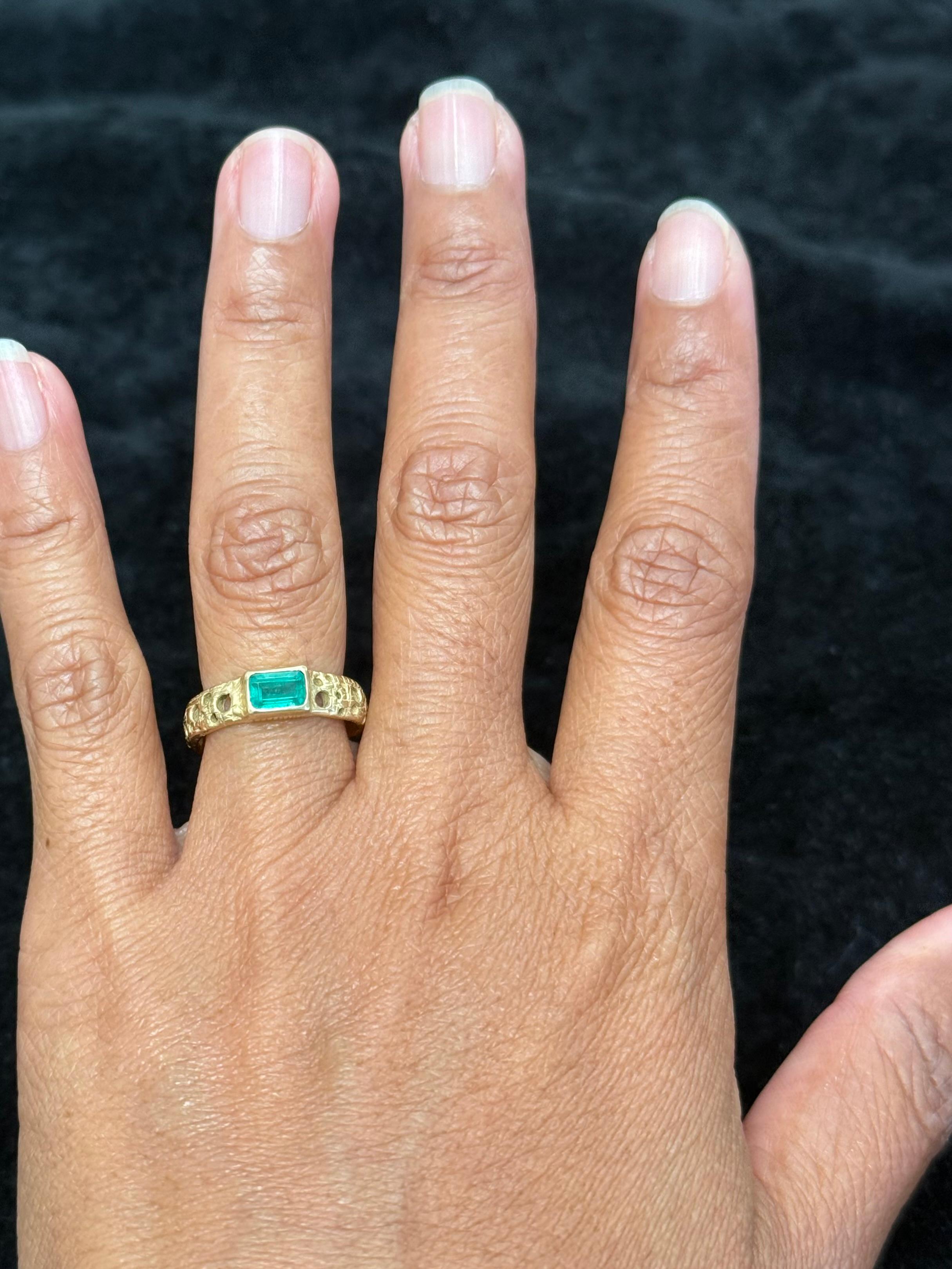 Steve Battelle 0.8 Carat Emerald 18K Gold Ring For Sale 3