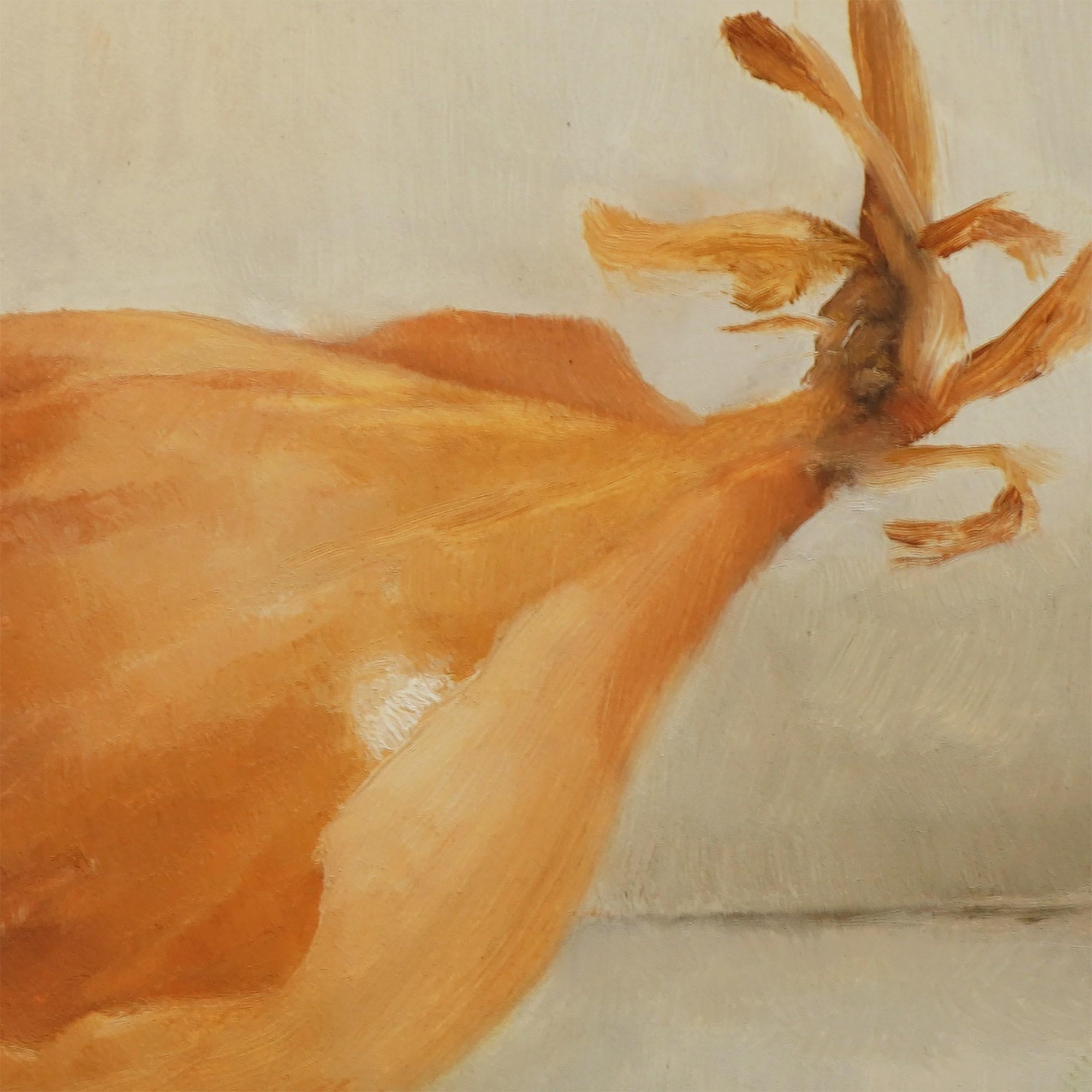 Cipolla gialla, Pittura a olio - Still-Life Painting Beige di Steve Boggs