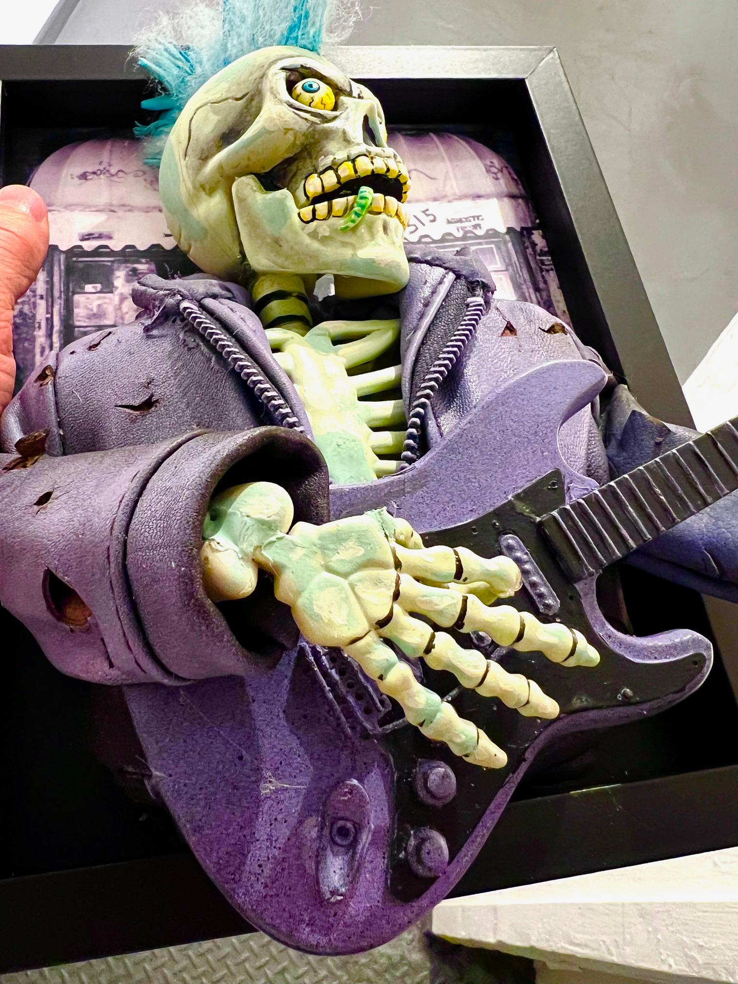 sculpture contemporaine pop art fait main intérieur CBGB rock and roll en vente 2