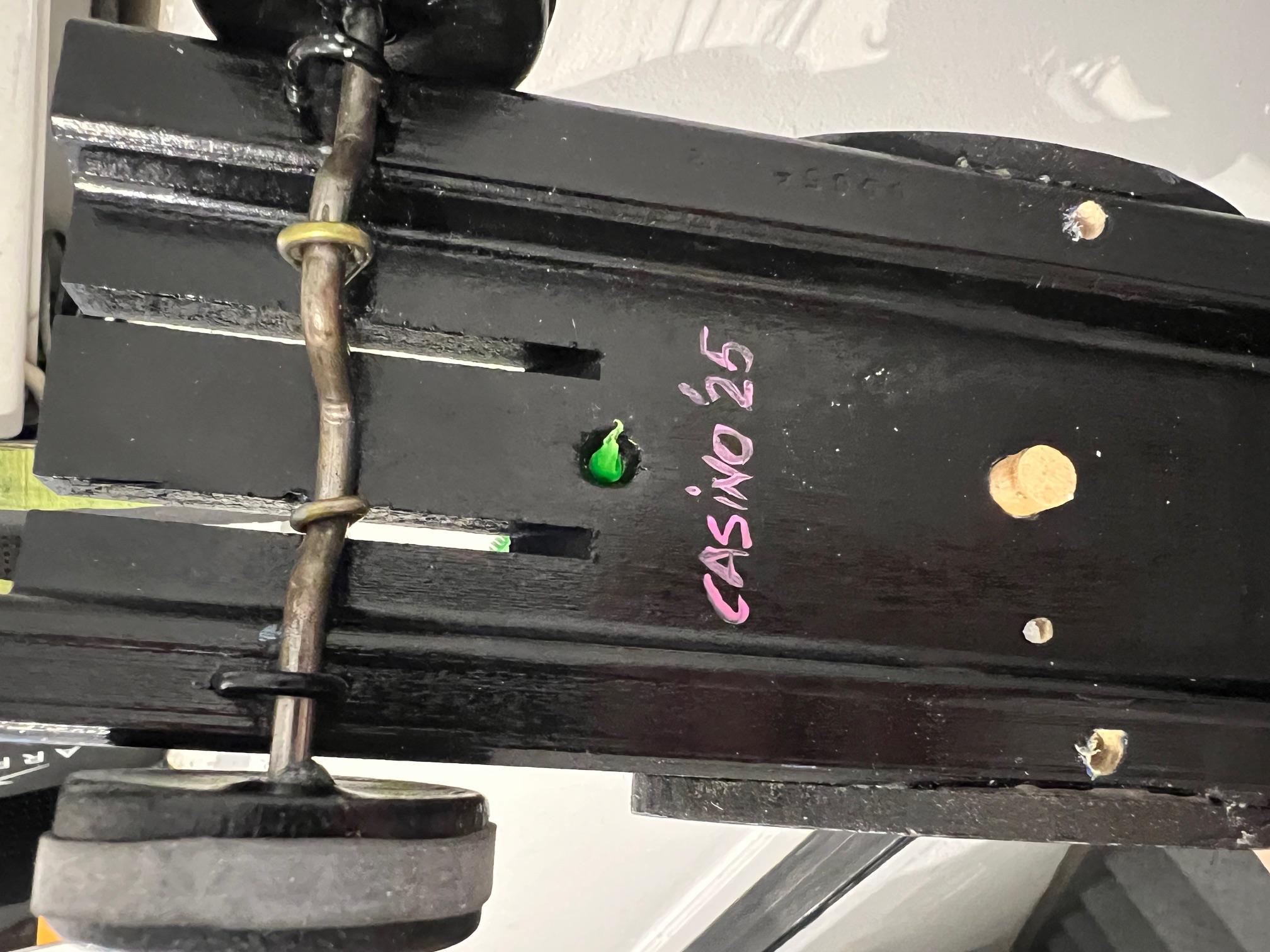 Juguete de tracción de trabajo hecho a mano
Está representado por la Galería Krause de Nueva York.

Steve Casino reside en Kentucky, pero, como él mismo dice, el ambiente de pueblo pequeño no significa que no sea un artista de talla mundial.  Sus