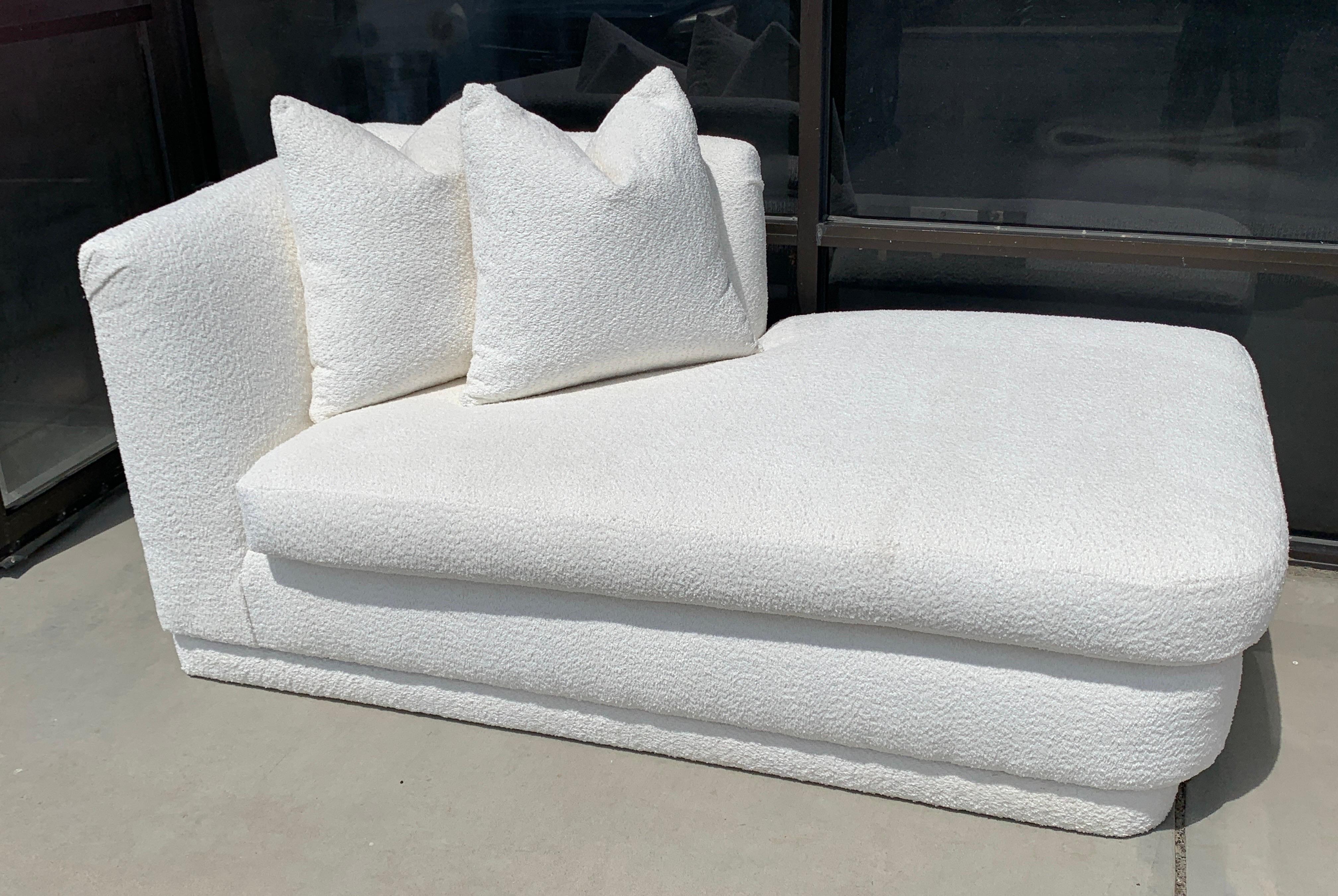 Steve Chaise Off-White Bouclé Chaise Lounge W/ Pair Matching Pillows  (amerikanisch) im Angebot
