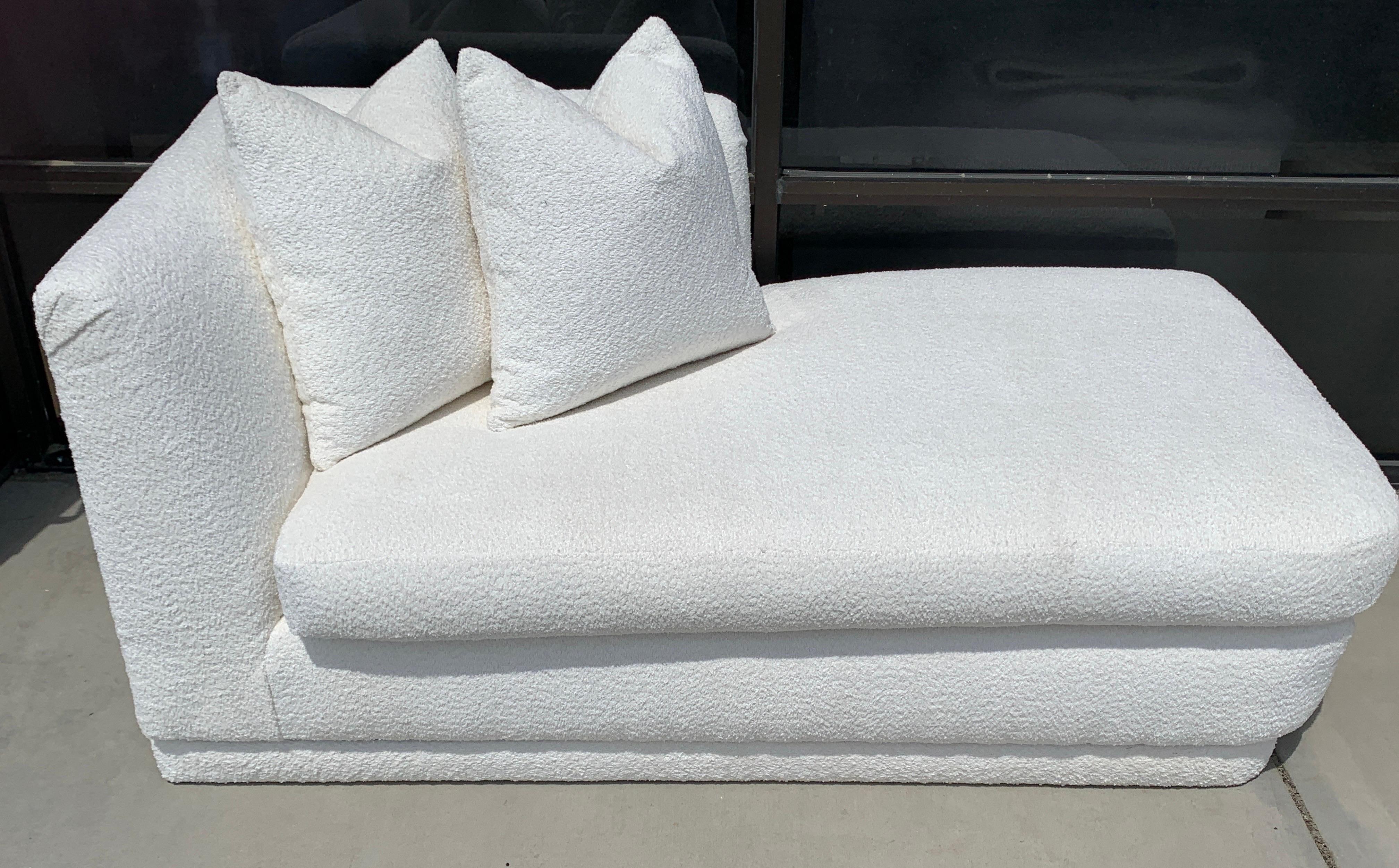 Modern Steve Chaise Off-White Bouclé Chaise Lounge w/ Pair Matching Pillows For Sale