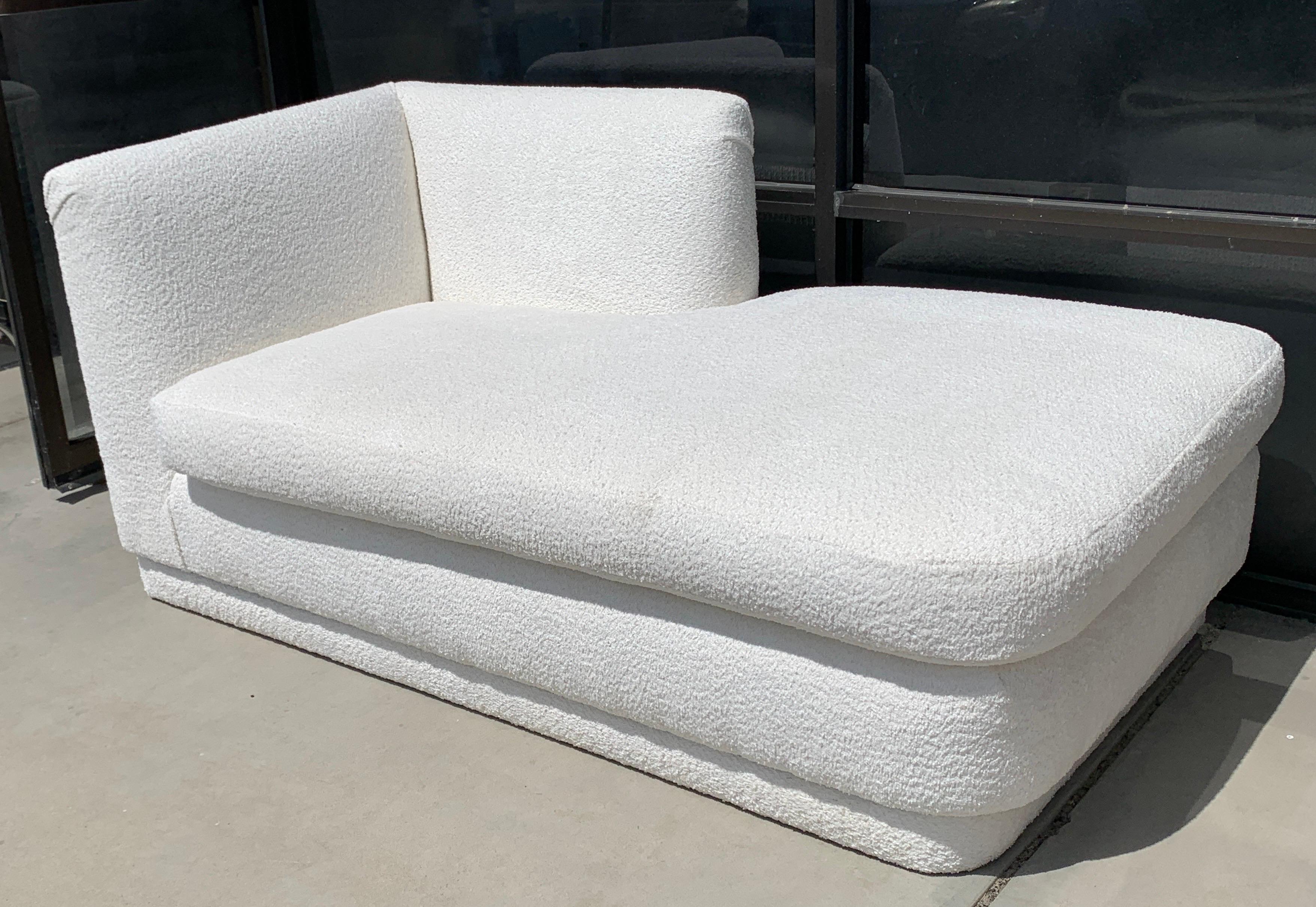 Steve Chaise Off-White Bouclé Chaise Lounge w/ Pair Matching Pillows In Excellent Condition For Sale In Palm Springs, CA