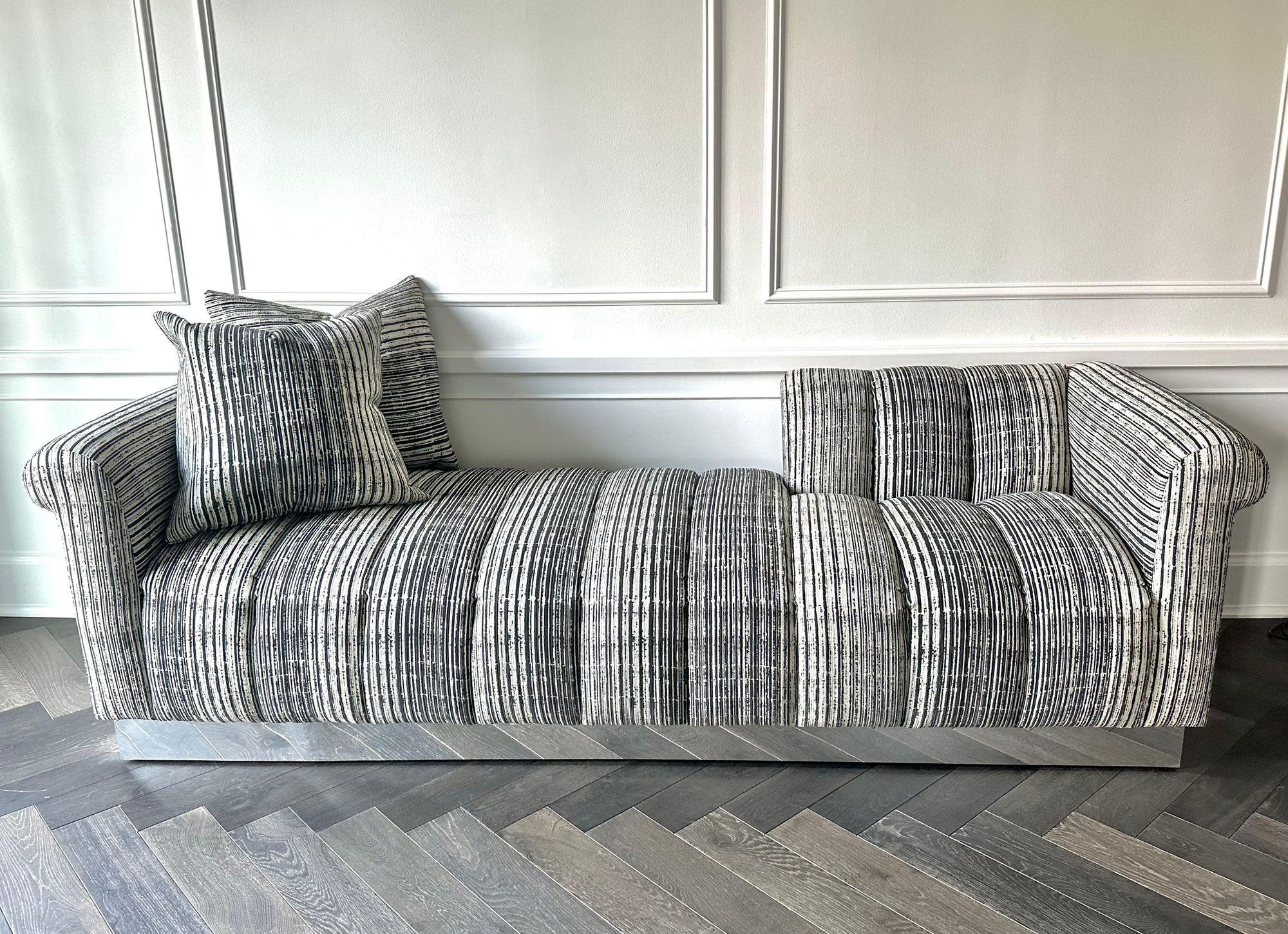 Chaise lounge di Steve Chase con tappezzeria Channel Tufted e base cromata. 1970's. Rivestito
Misura 92