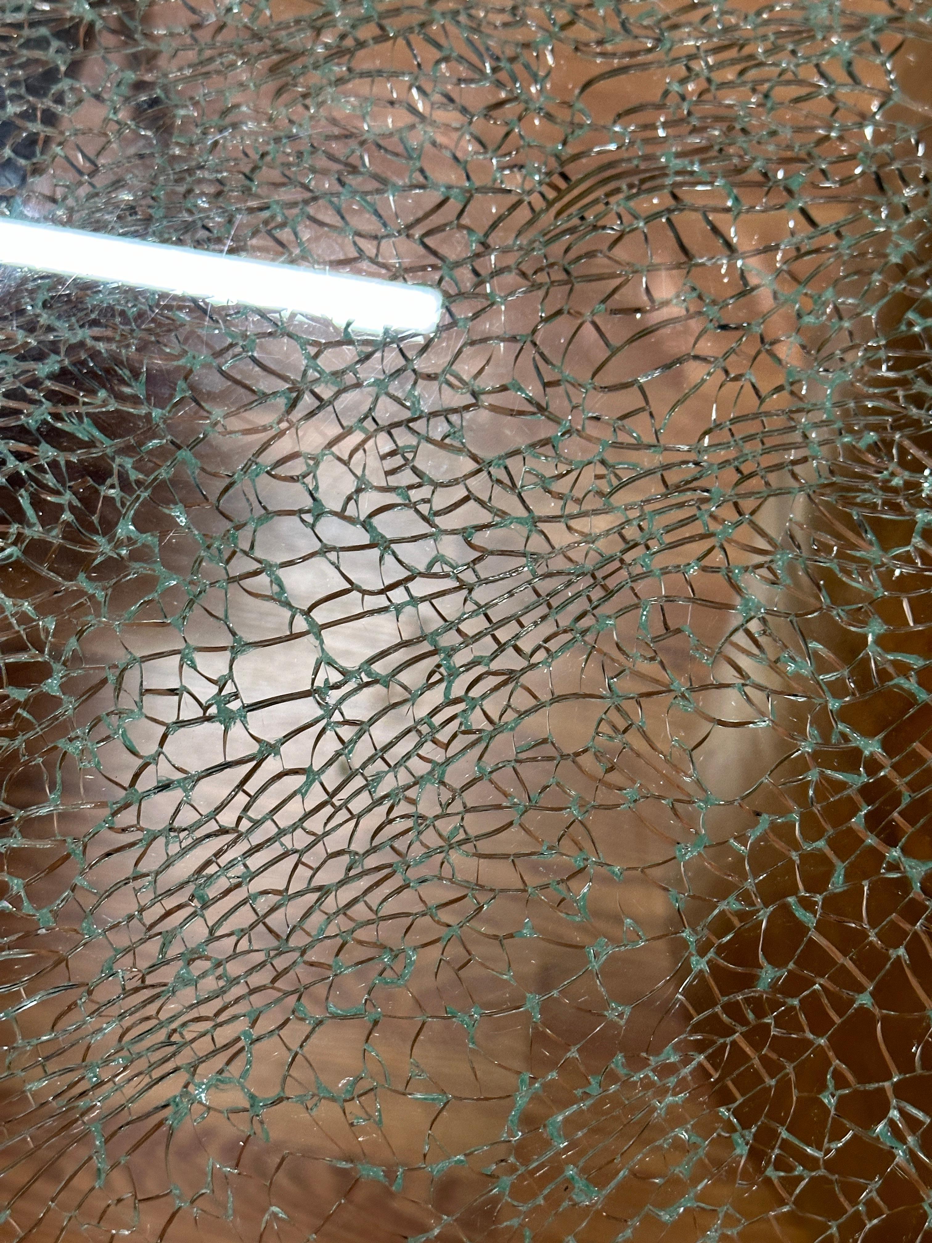 Table de salle à manger Steve Chase Design en verre craquelé et laiton en vente 3