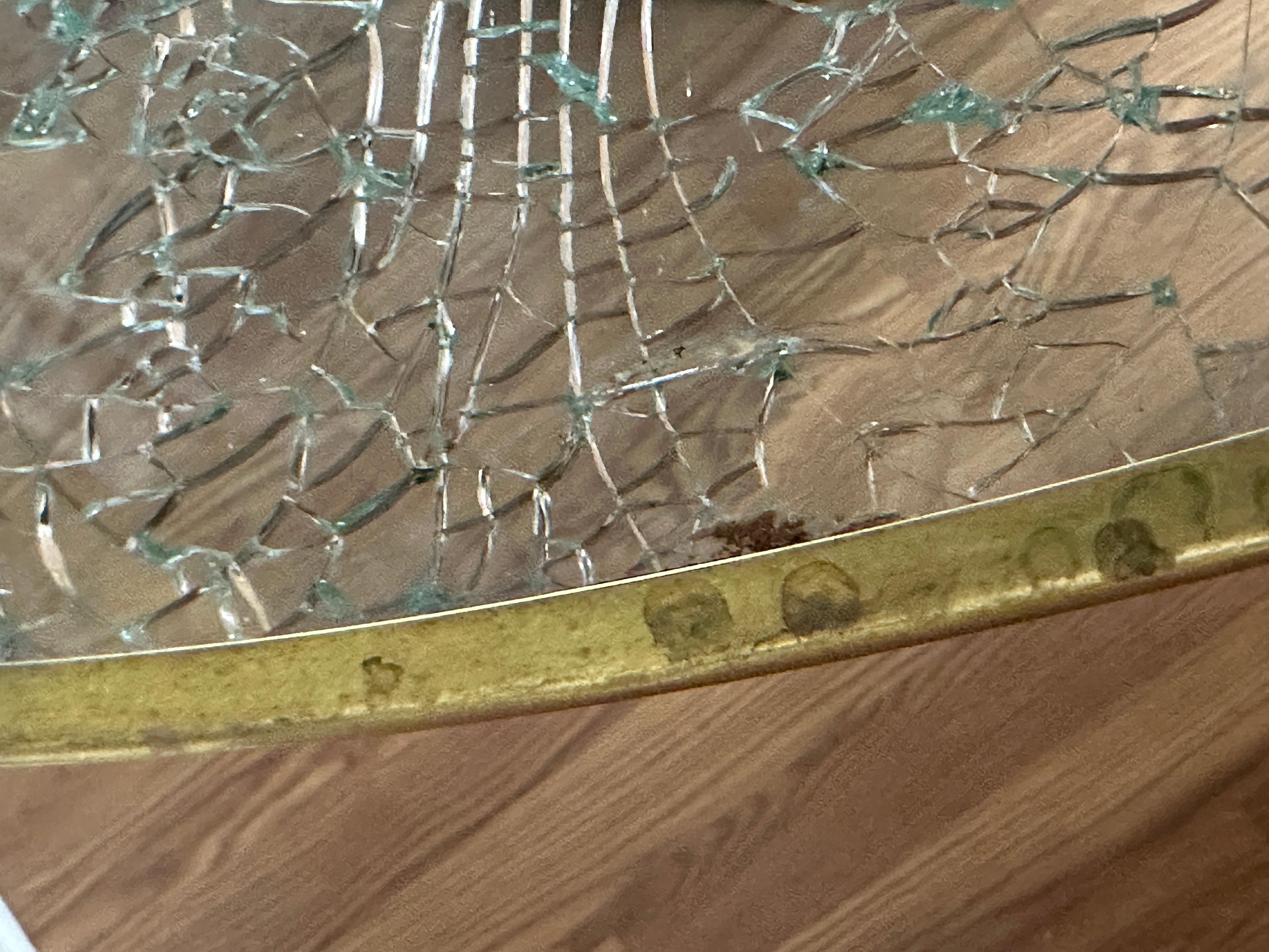 Table de salle à manger Steve Chase Design en verre craquelé et laiton en vente 5