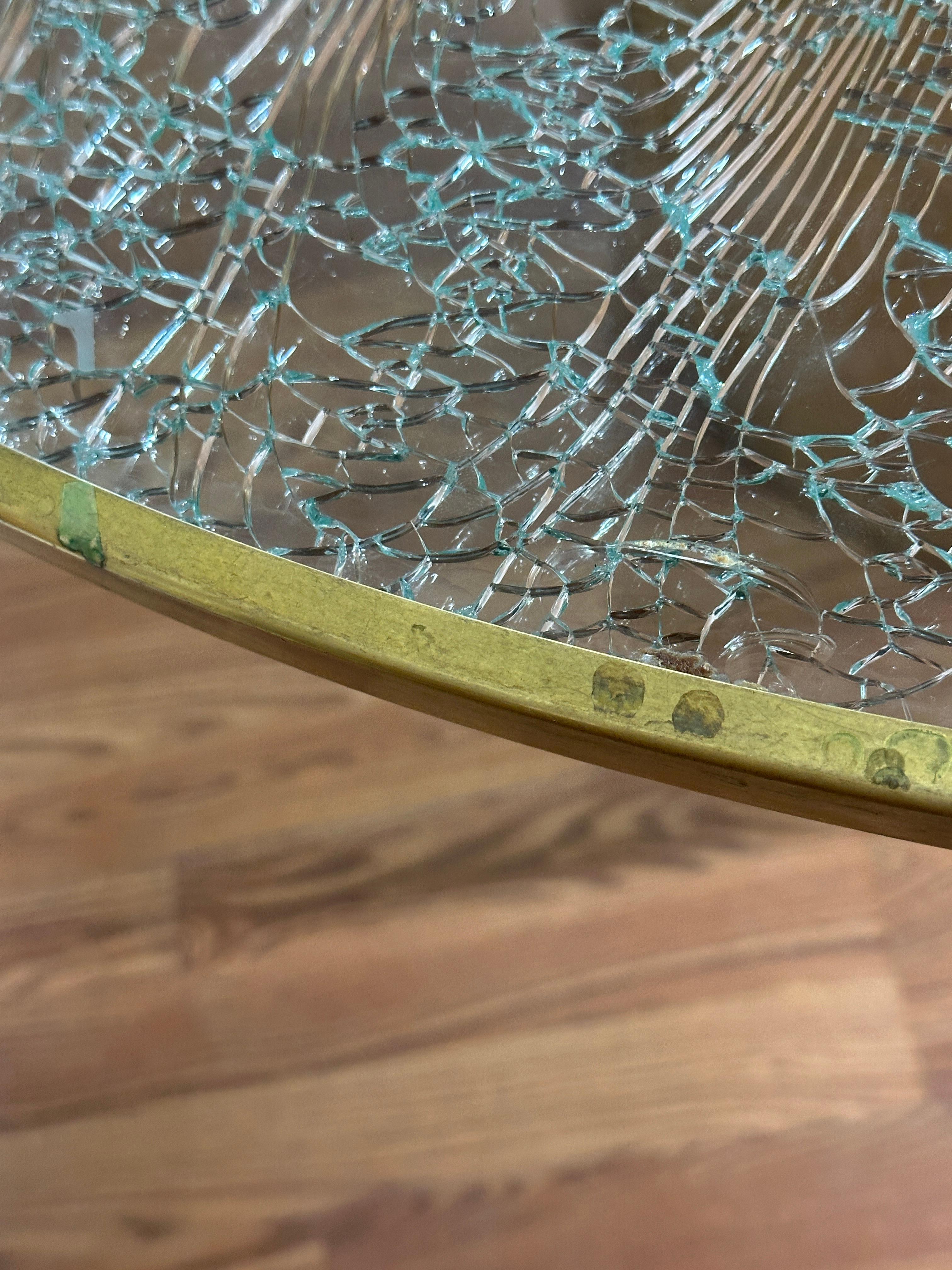 Table de salle à manger Steve Chase Design en verre craquelé et laiton en vente 6