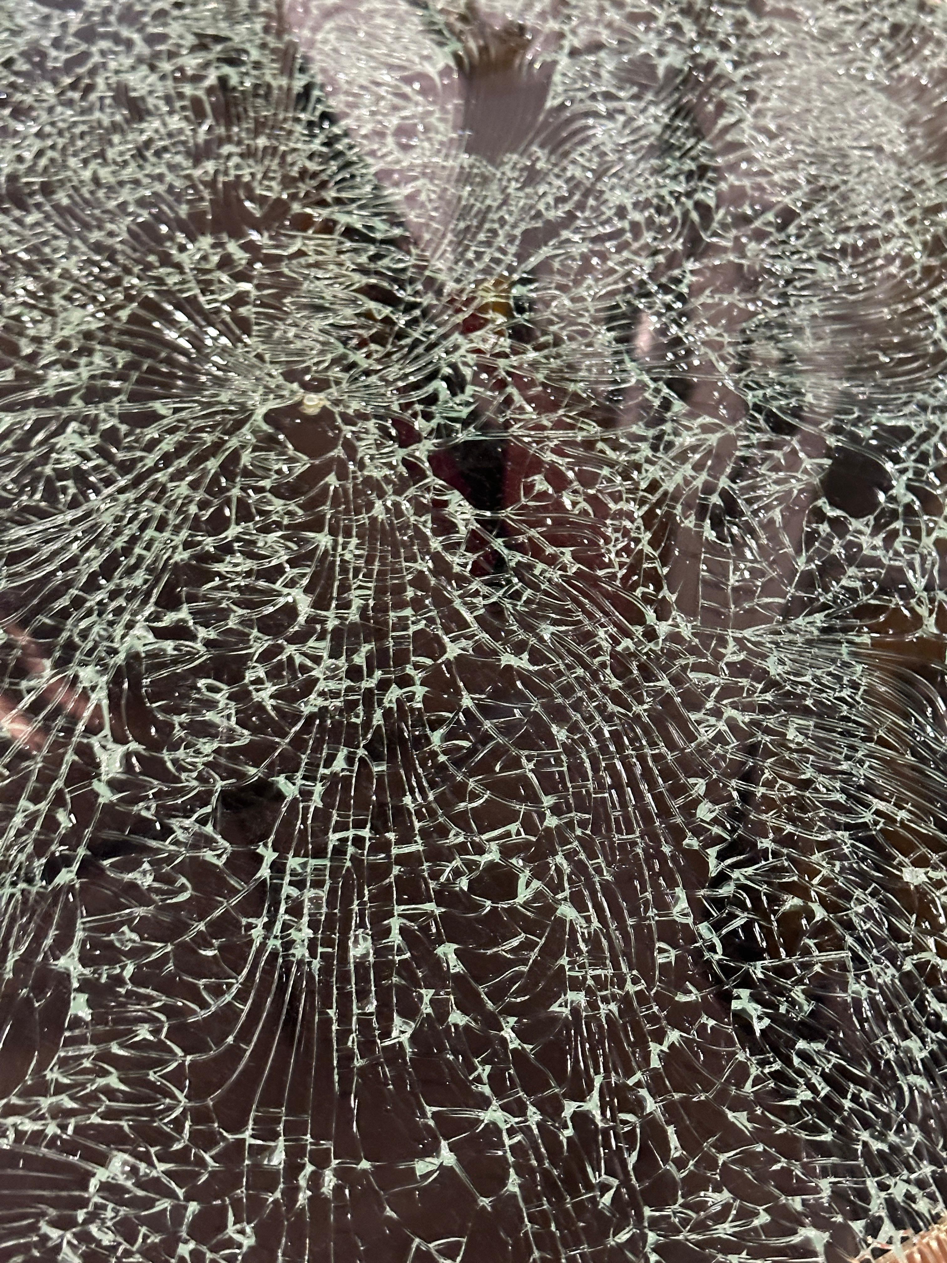 Table de salle à manger Steve Chase Design en verre craquelé et laiton en vente 2
