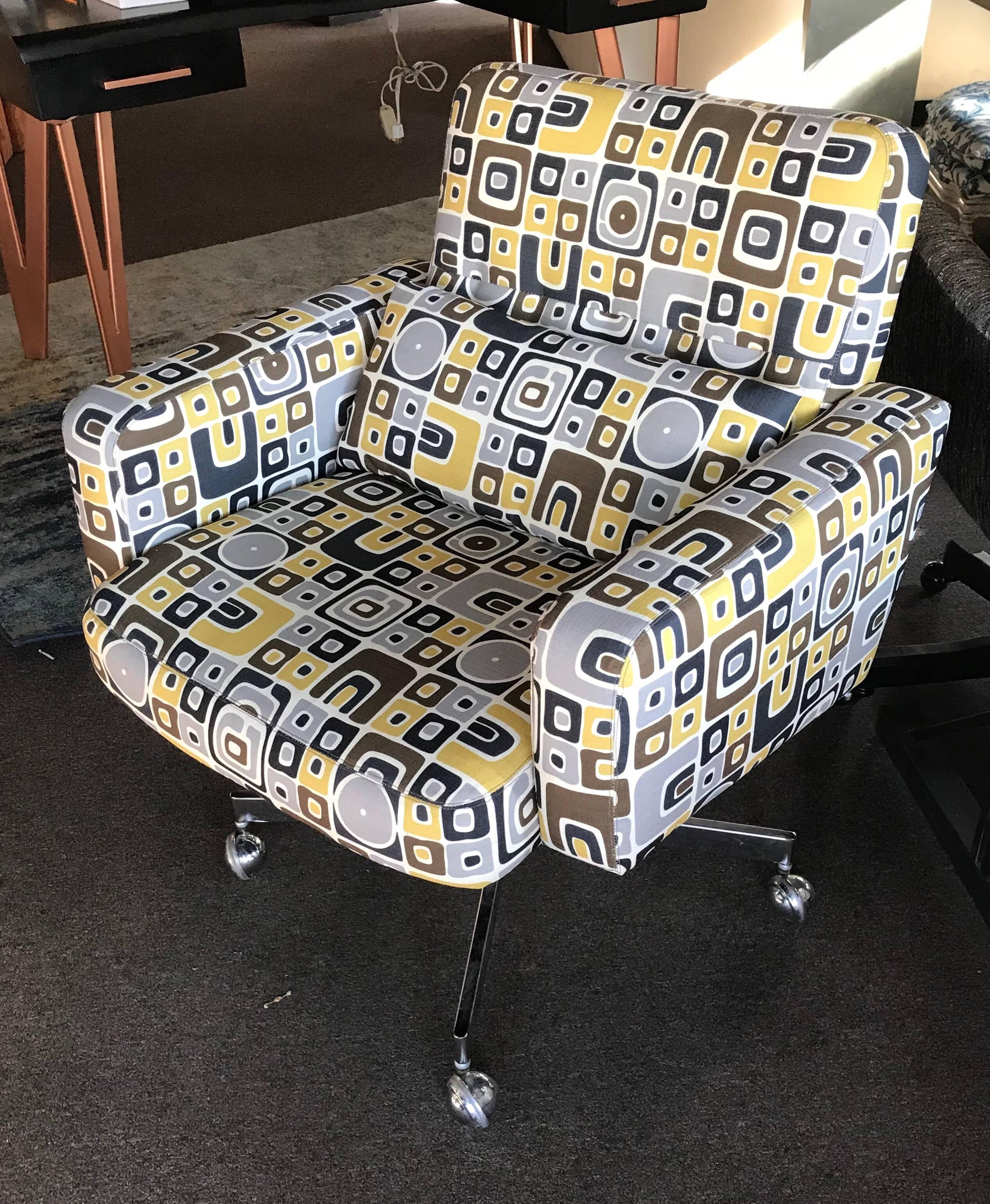 Steve Chase Desk Chair Chrome Base/Casters in Modern Graphic Print In Good Condition In Palm Springs, CA