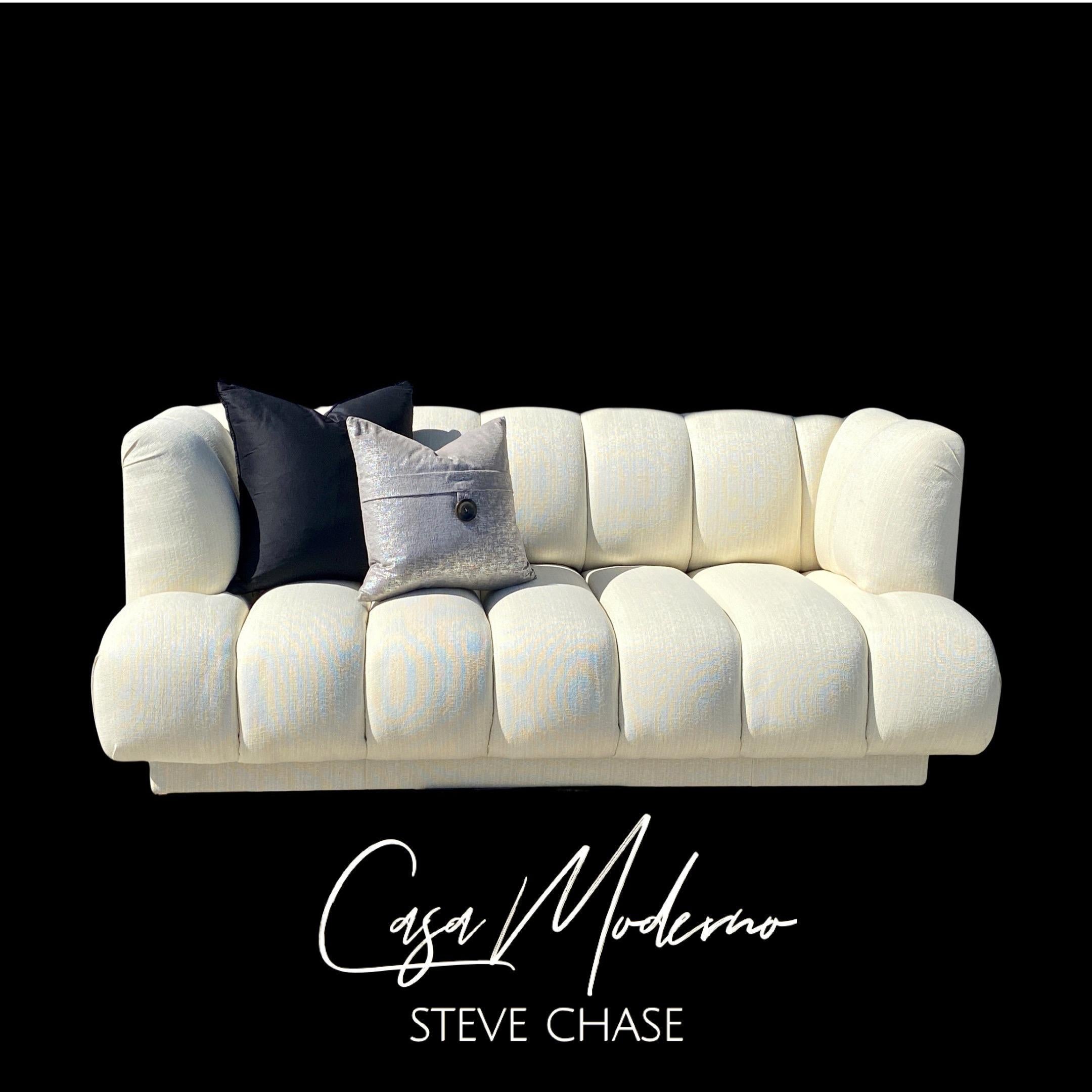Américain Canapé Steve Chase Iconic Channel de Celebrity Estate avec une nouvelle tapisserie d'ameublement Crème  en vente