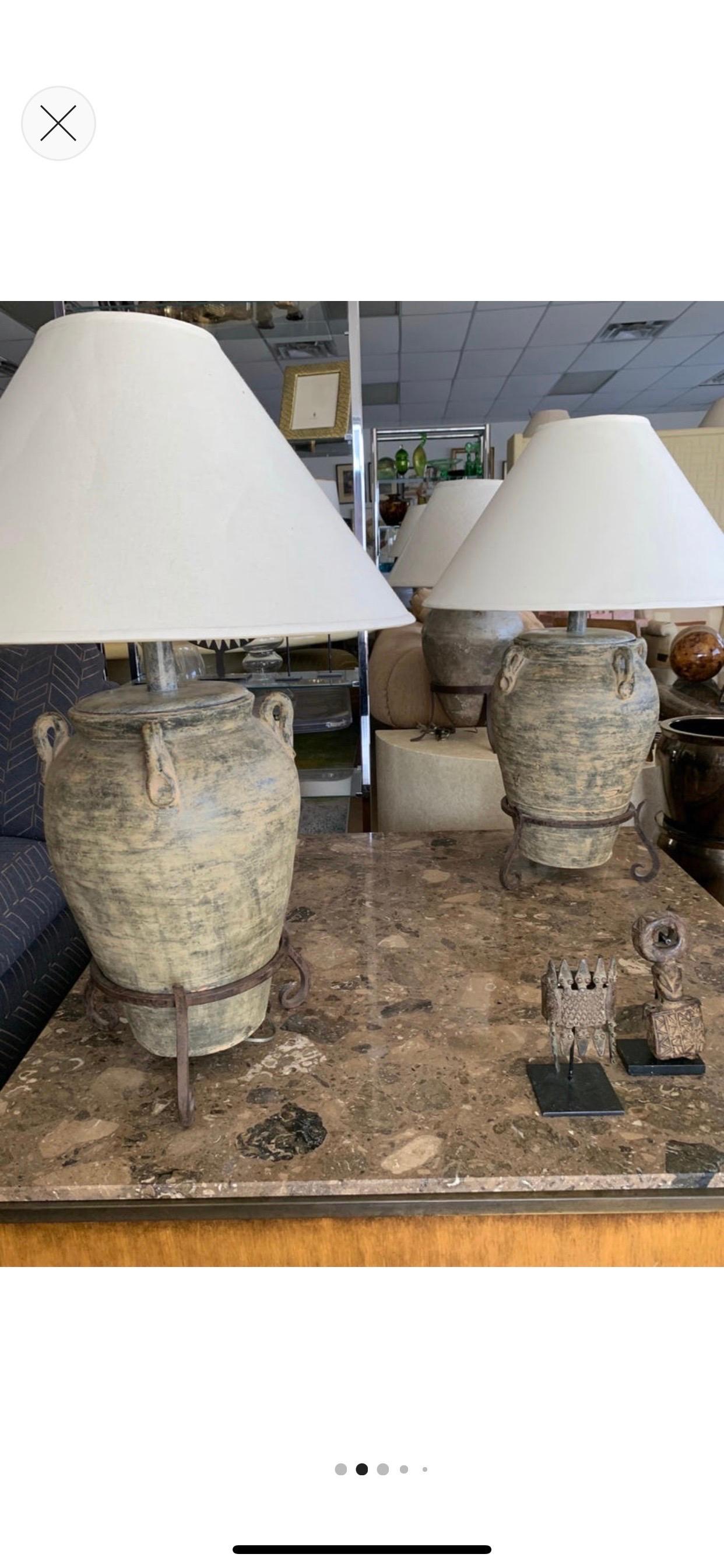 Diese erstaunlichen, maßgefertigten Wohnzimmerlampen sind aus antiken Urnen auf patinierten Eisenständern gefertigt. Sie wurden vom verstorbenen Steve Chase für eine Vintage CC Residenz entworfen. Schöne Patina in der gesamten Lampe und Stämme.