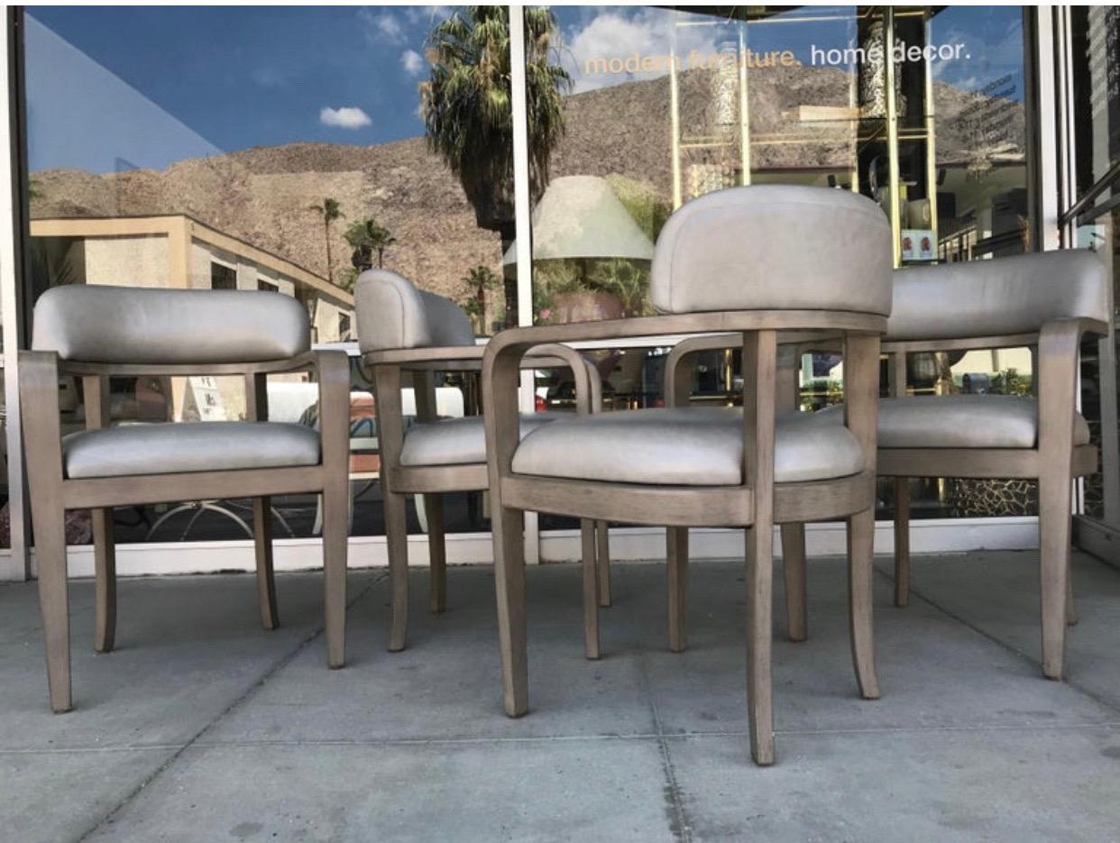 Ces chaises sont très emblématiques de Palm Springs. Les deux meilleurs designers de Palm Springs, Steve Chase et Arthur Elrod, ont utilisé cette chaise dans de nombreuses commandes de design. Ils sont fabriqués à la main et chacun d'entre eux est