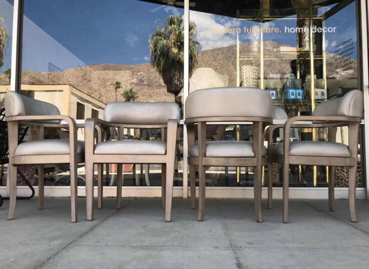 Cuir Steve Chase - Ensemble d'origine de quatre chaises de jeu ou de salle à manger modernes sur mesure en vente