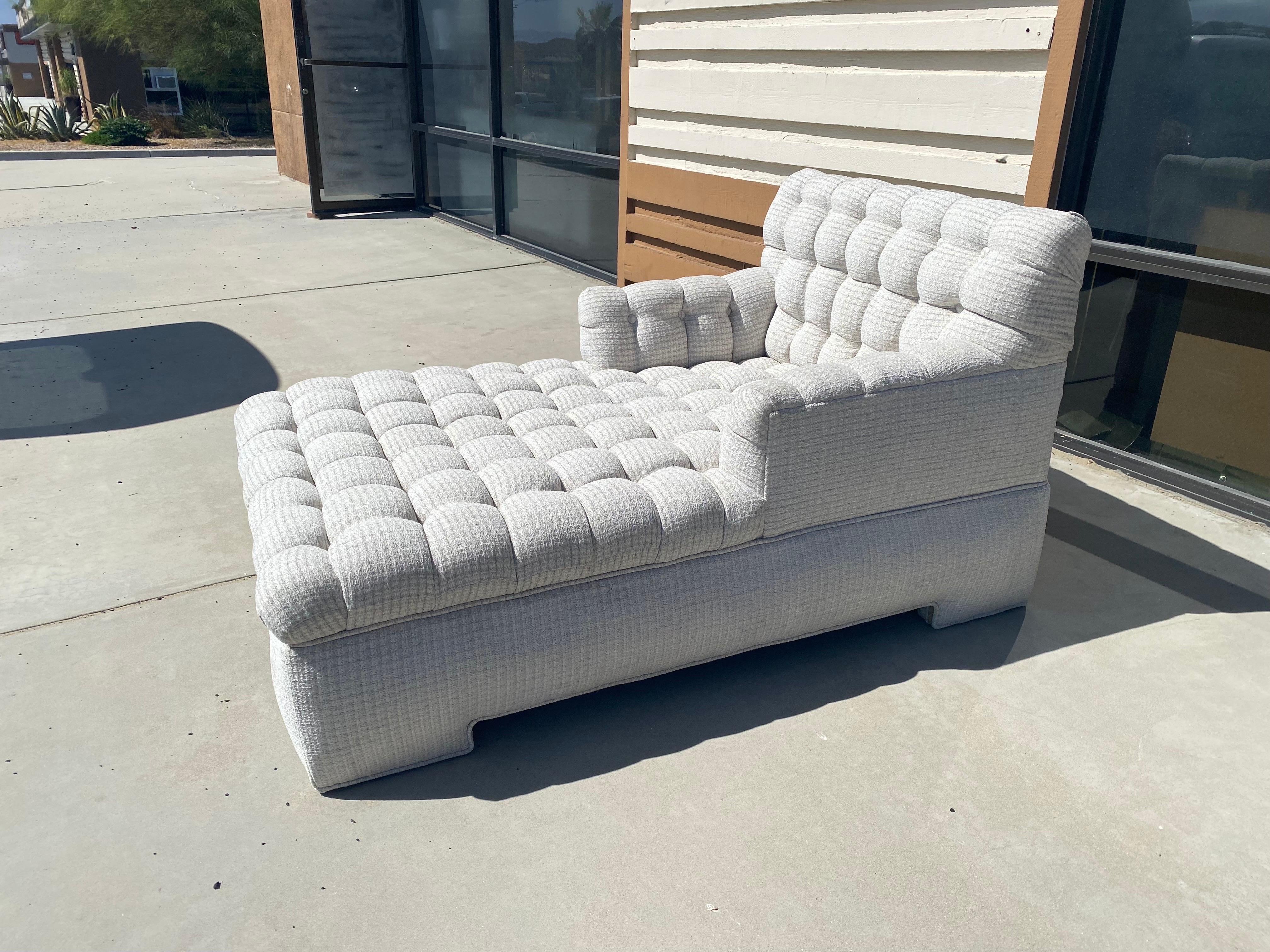 Cette chaise longue spectaculaire provient d'un domaine haut de gamme de Rancho Mirage entièrement conçu par feu Steve Chase. Le meuble touffeté en guimauve a été fabriqué sur mesure à Los Angeles pour M. Chase par A. Rudin. Nous venons de