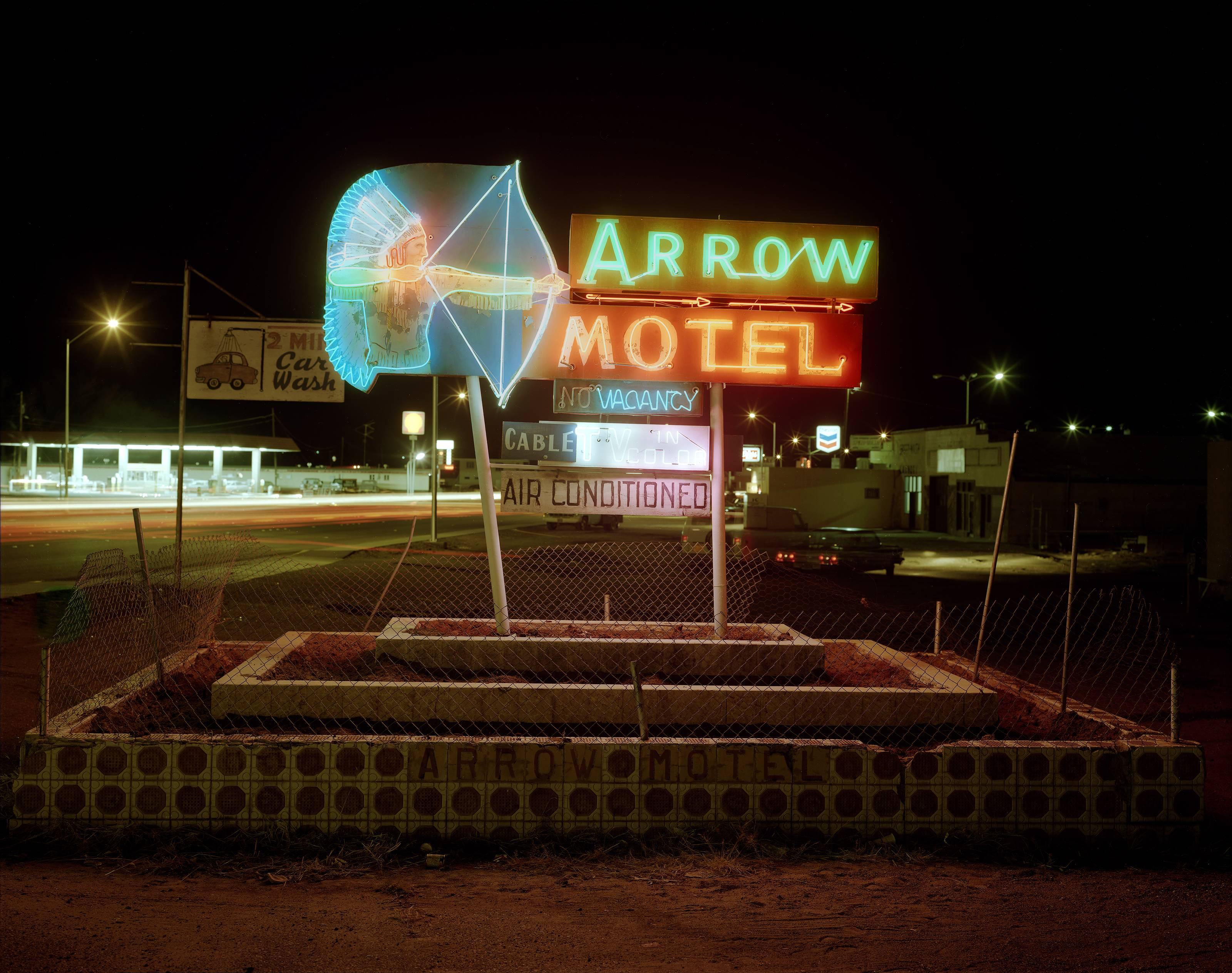 Color Photograph di Steve Fitch - Motel Arrow, Highway 84, Espanola, New Mexico, 23 marzo 1982