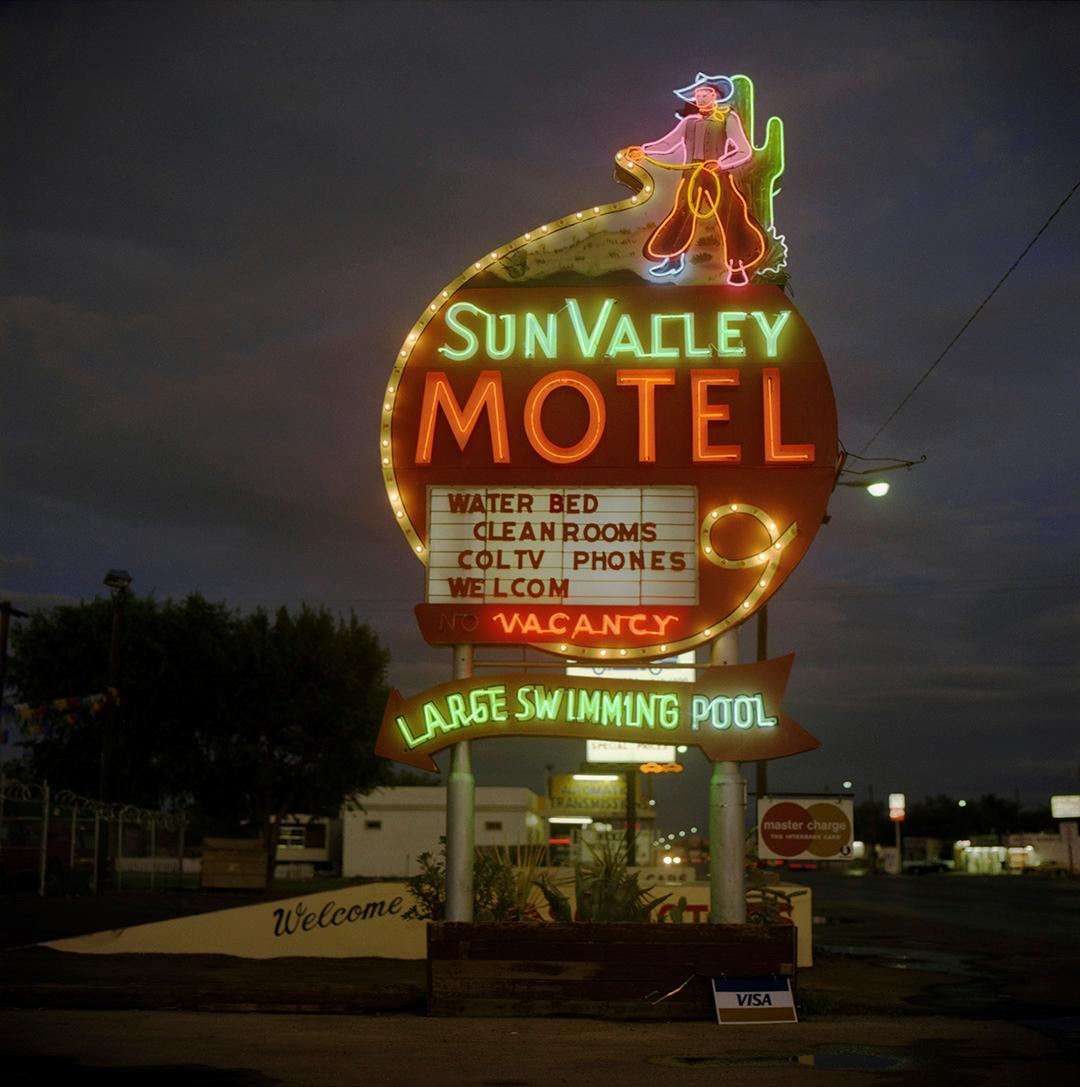 Steve Fitch Color Photograph – El Paso, Texas, August, 1980