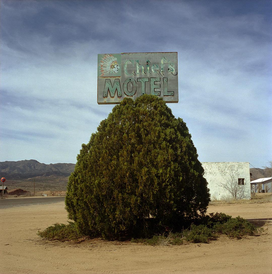 Steve Fitch Color Photograph – Hackberry, Arizona, März, 2002