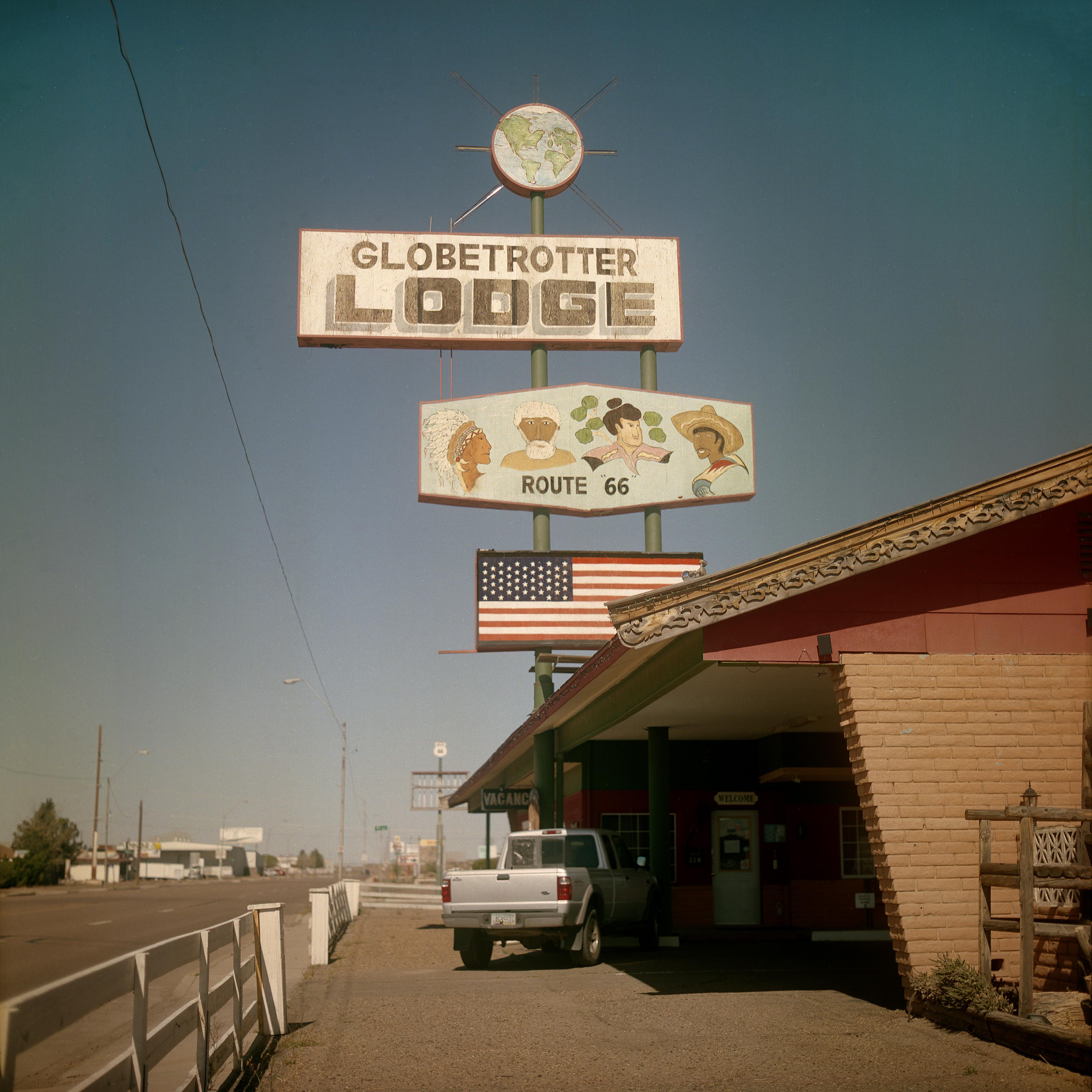 Color Photograph di Steve Fitch - Highway 66, Holbrook, Arizona; 16 aprile 2022 (Globetrotter Motel)